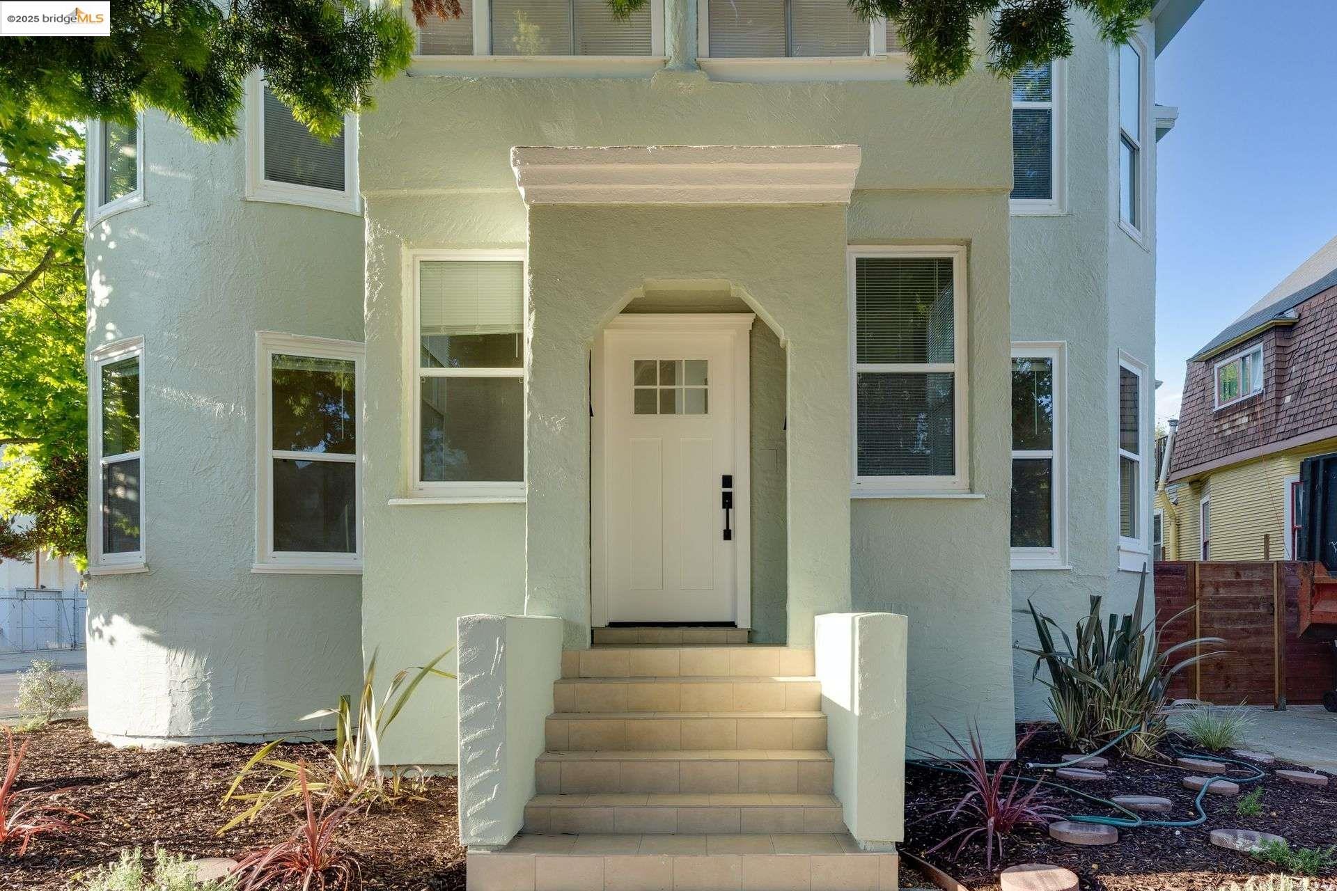 Detail Gallery Image 1 of 8 For 1240 12th St, Oakland,  CA 94607 - 5 Beds | 2 Baths