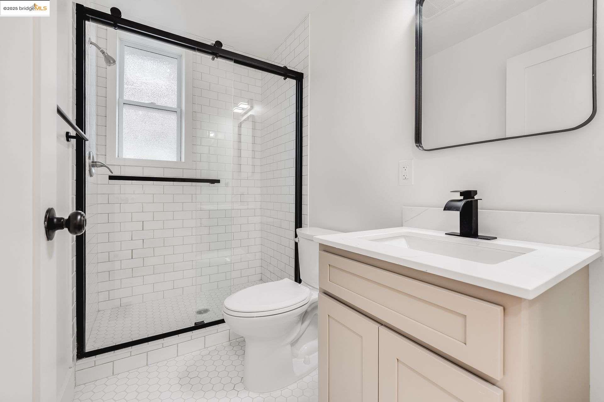 Detail Gallery Image 5 of 8 For 1240 12th St, Oakland,  CA 94607 - 5 Beds | 2 Baths