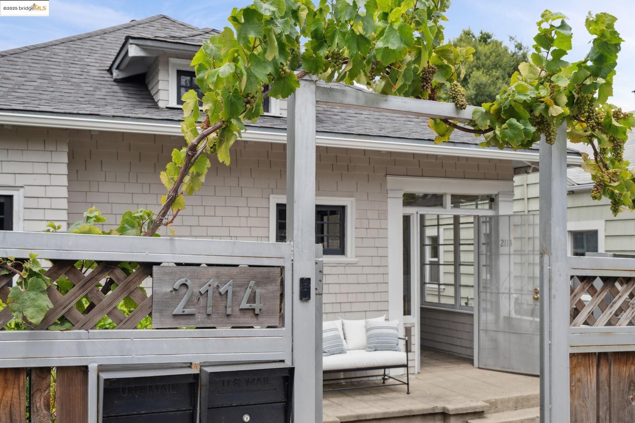 Detail Gallery Image 1 of 1 For 2114 E 30th St, Oakland,  CA 94606 - 3 Beds | 2 Baths