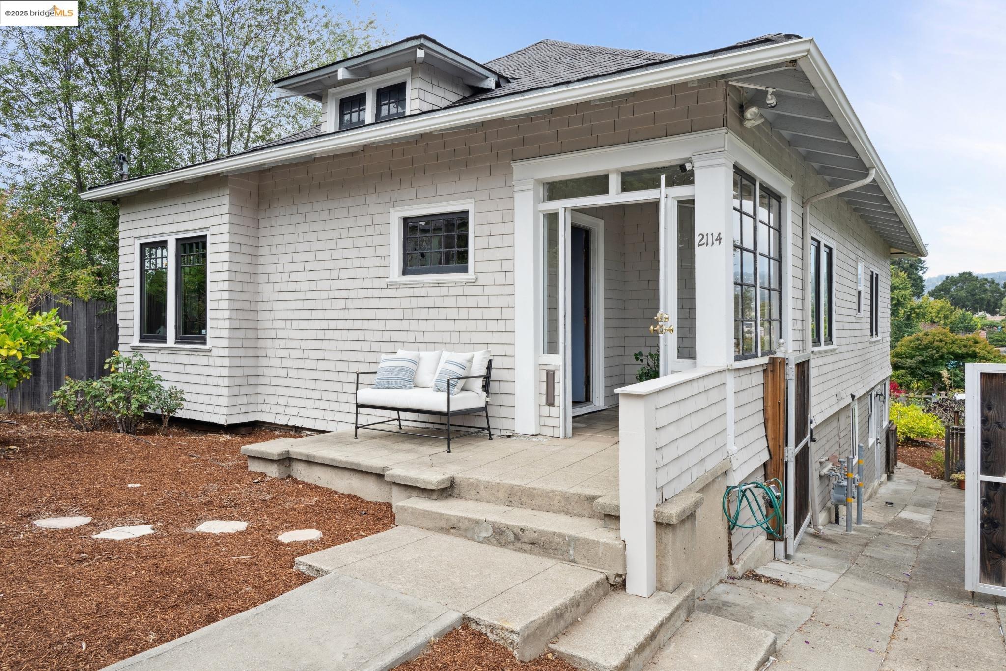 Detail Gallery Image 2 of 45 For 2114 E 30th St, Oakland,  CA 94606 - 3 Beds | 2 Baths