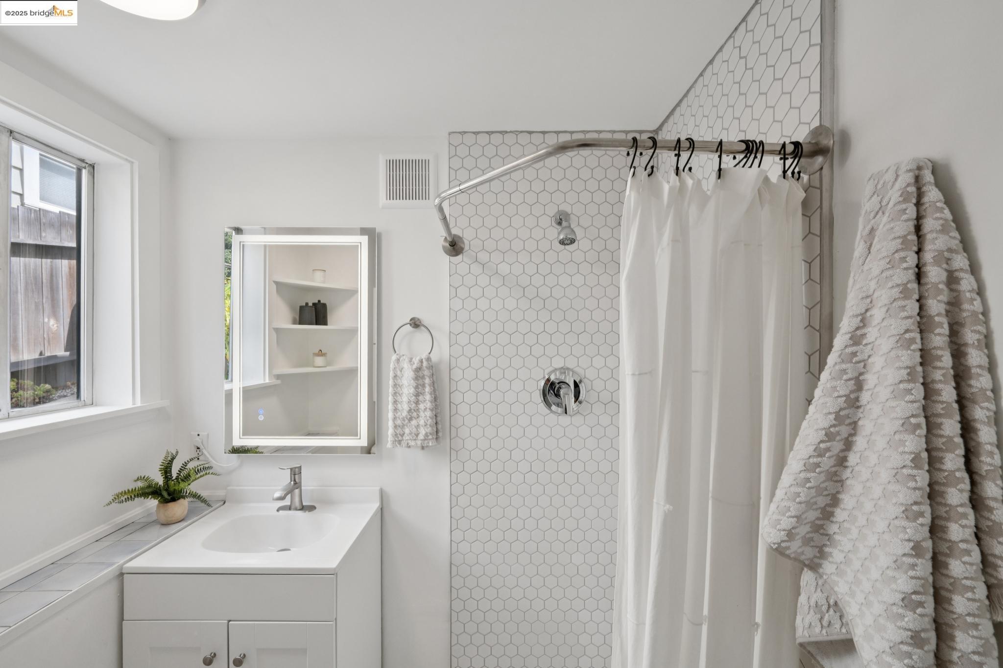 Detail Gallery Image 36 of 45 For 2114 E 30th St, Oakland,  CA 94606 - 3 Beds | 2 Baths