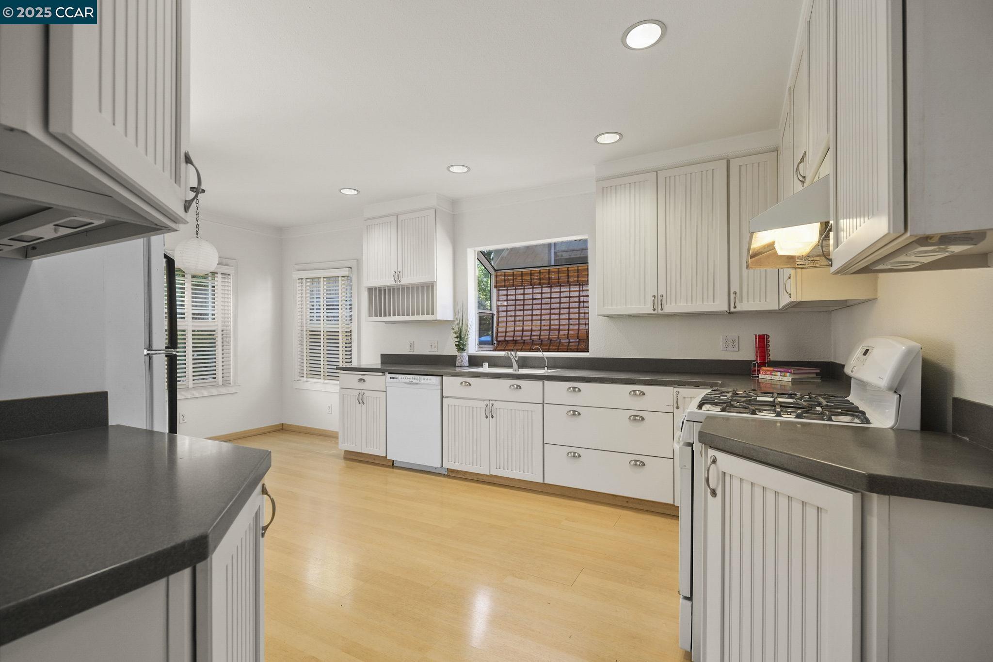 Detail Gallery Image 5 of 12 For 1140 Arreba St, Martinez,  CA 94553 - 2 Beds | 1 Baths