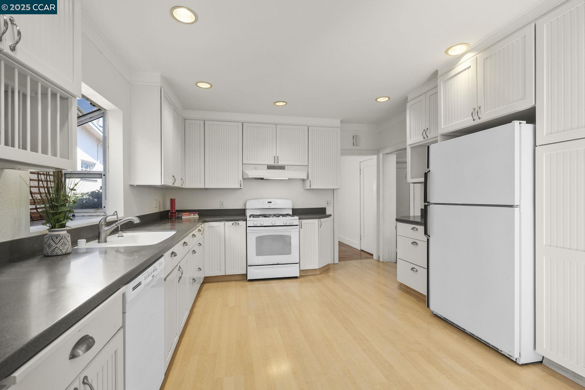Detail Gallery Image 6 of 12 For 1140 Arreba St, Martinez,  CA 94553 - 2 Beds | 1 Baths