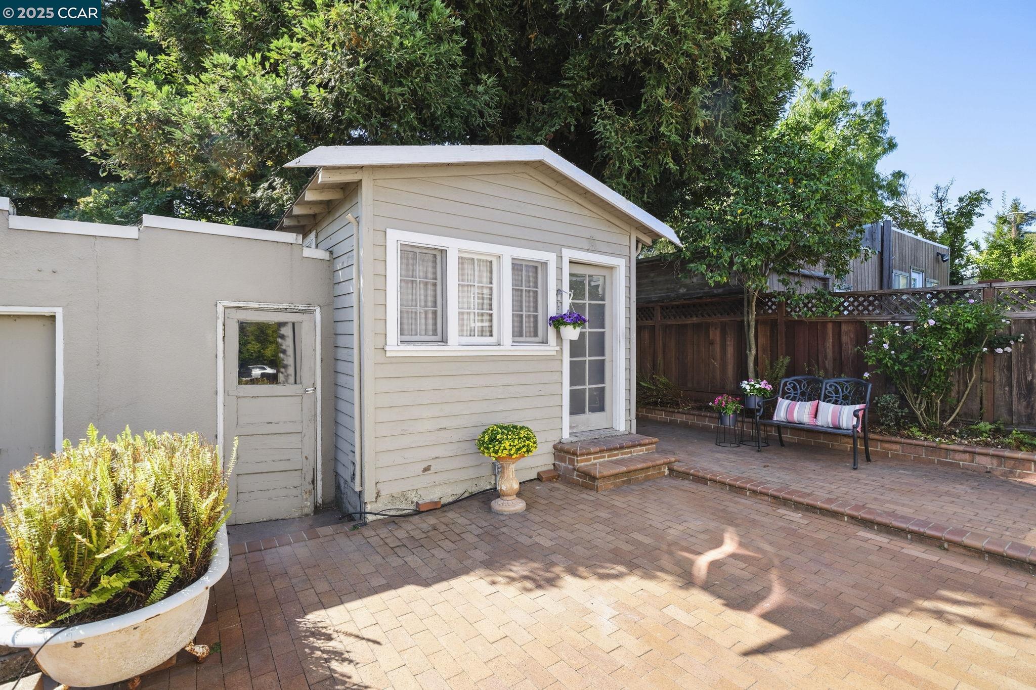 Detail Gallery Image 9 of 12 For 1140 Arreba St, Martinez,  CA 94553 - 2 Beds | 1 Baths