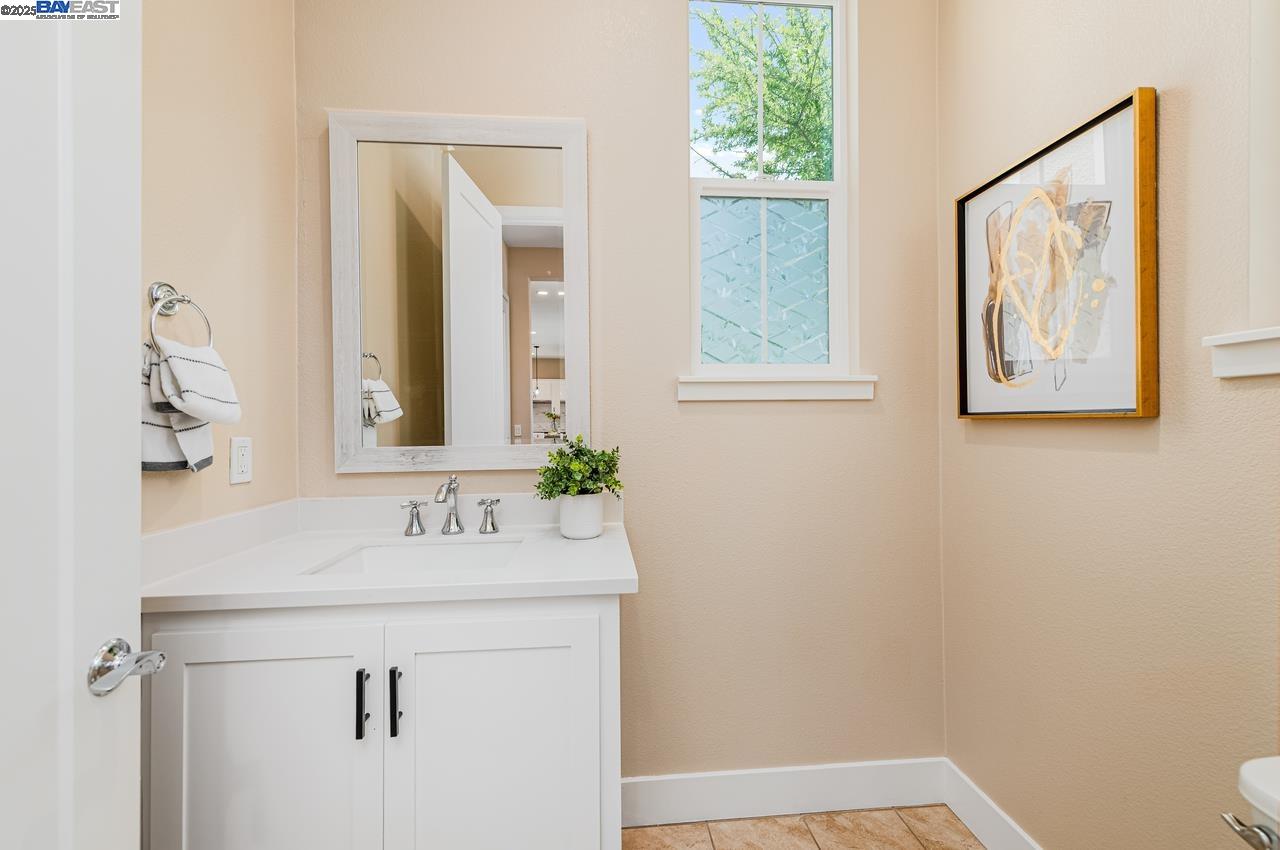 Detail Gallery Image 12 of 41 For 4069 Chalk Hill Way, Dublin,  CA 94568 - 3 Beds | 2/1 Baths