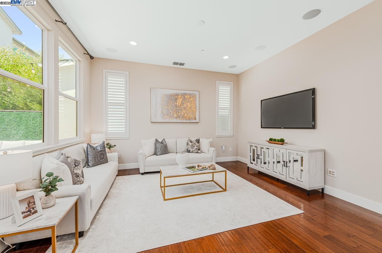 Detail Gallery Image 3 of 41 For 4069 Chalk Hill Way, Dublin,  CA 94568 - 3 Beds | 2/1 Baths
