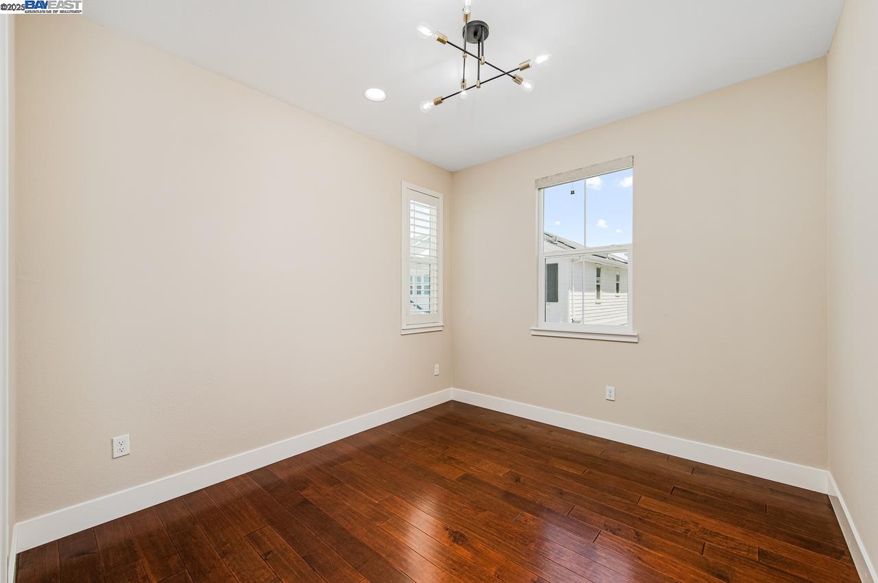 Detail Gallery Image 21 of 41 For 4069 Chalk Hill Way, Dublin,  CA 94568 - 3 Beds | 2/1 Baths