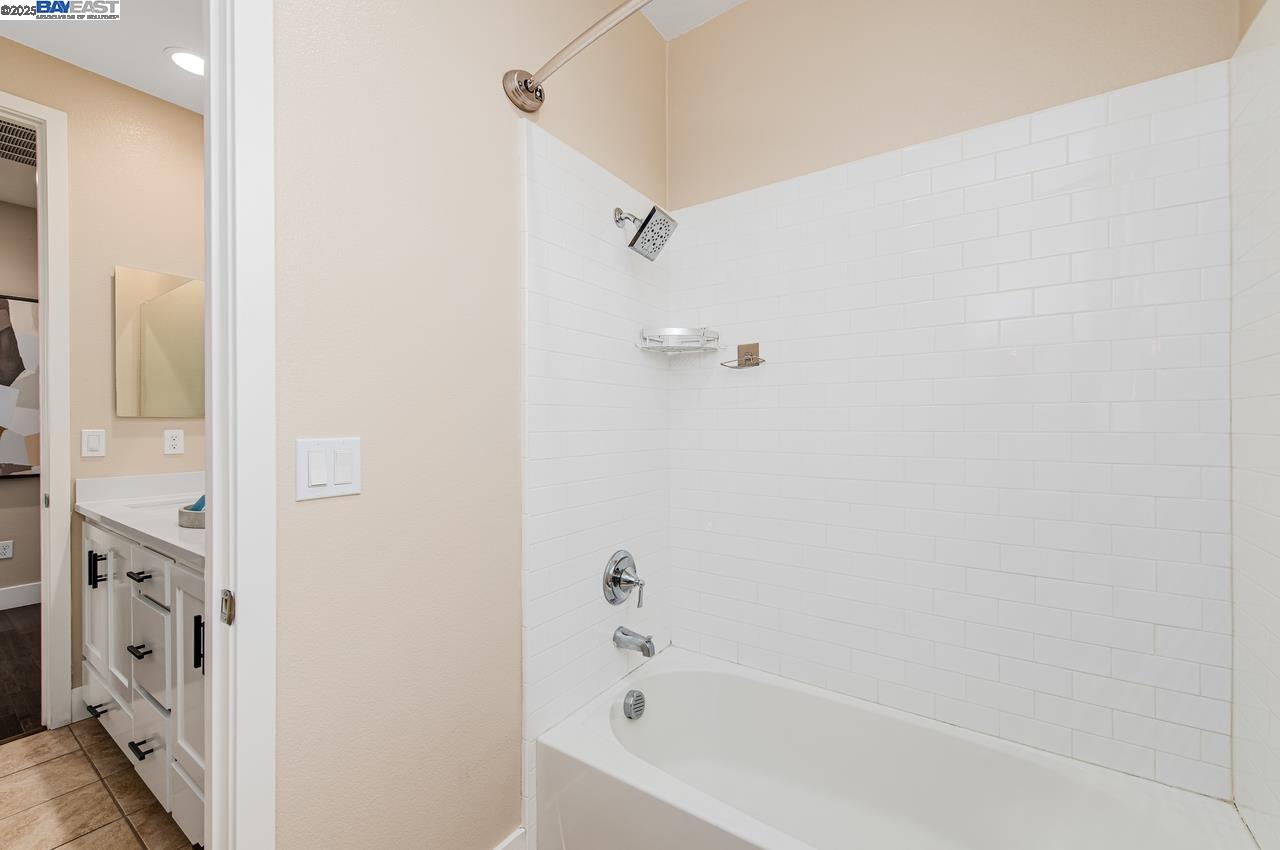 Detail Gallery Image 23 of 41 For 4069 Chalk Hill Way, Dublin,  CA 94568 - 3 Beds | 2/1 Baths