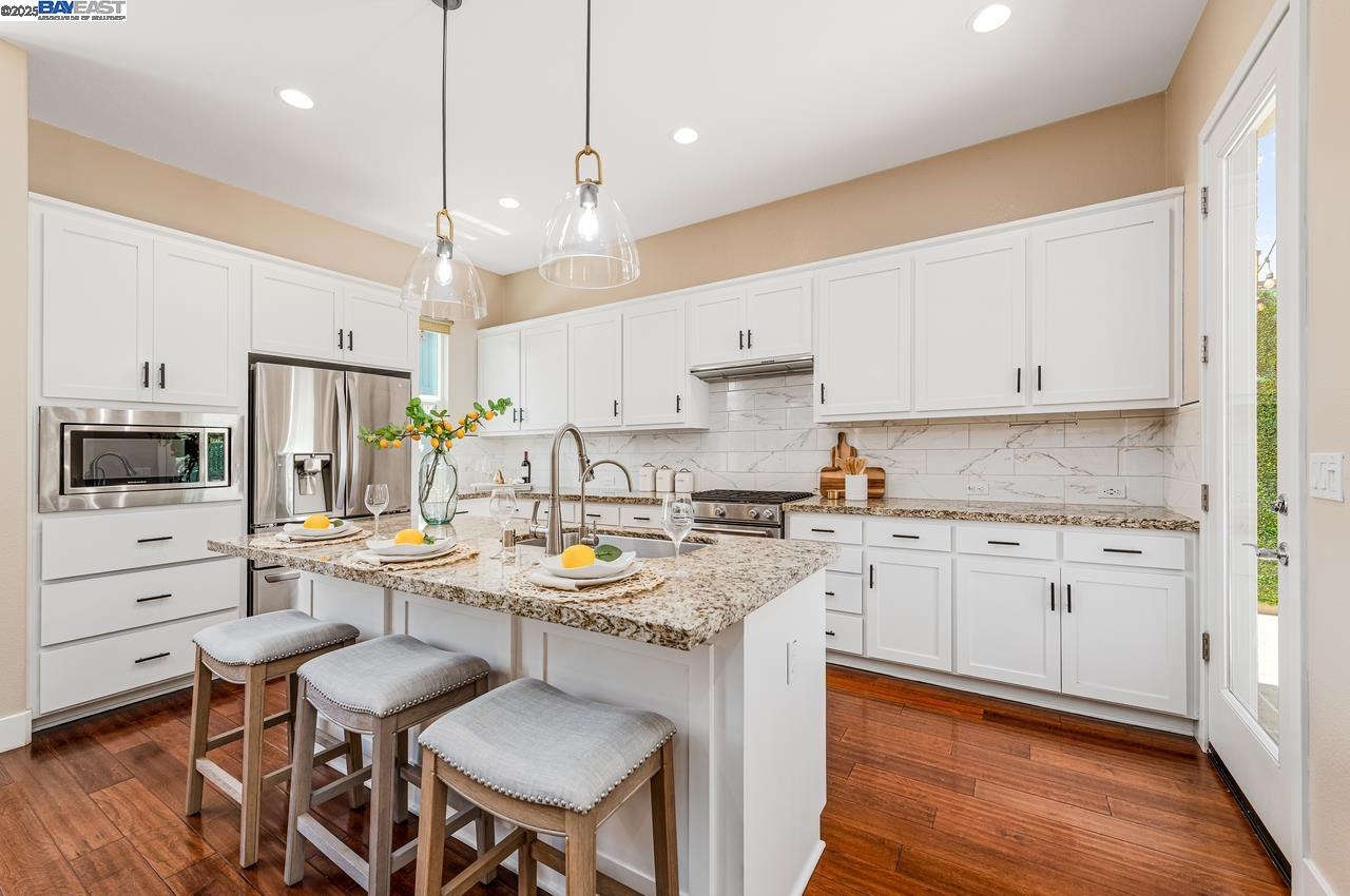 Detail Gallery Image 5 of 41 For 4069 Chalk Hill Way, Dublin,  CA 94568 - 3 Beds | 2/1 Baths