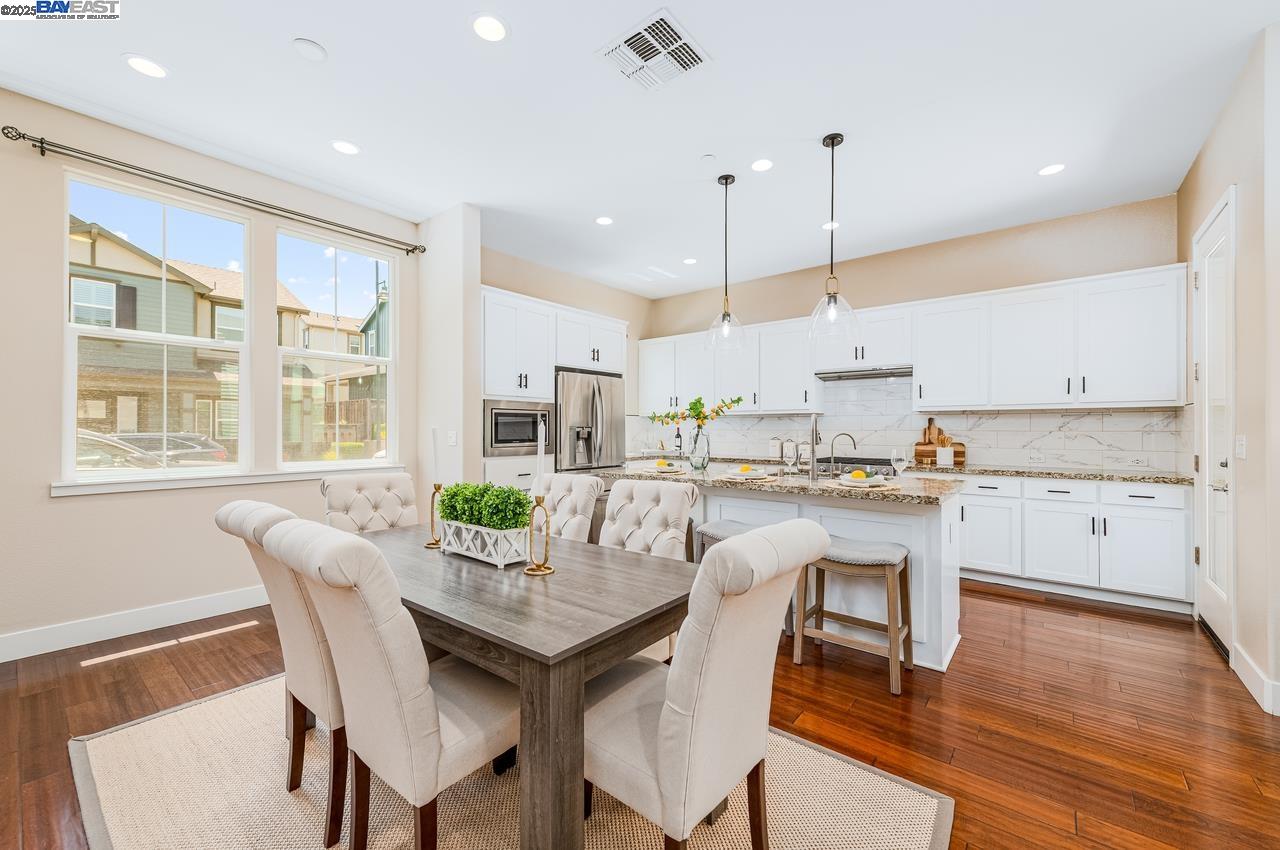 Detail Gallery Image 10 of 41 For 4069 Chalk Hill Way, Dublin,  CA 94568 - 3 Beds | 2/1 Baths