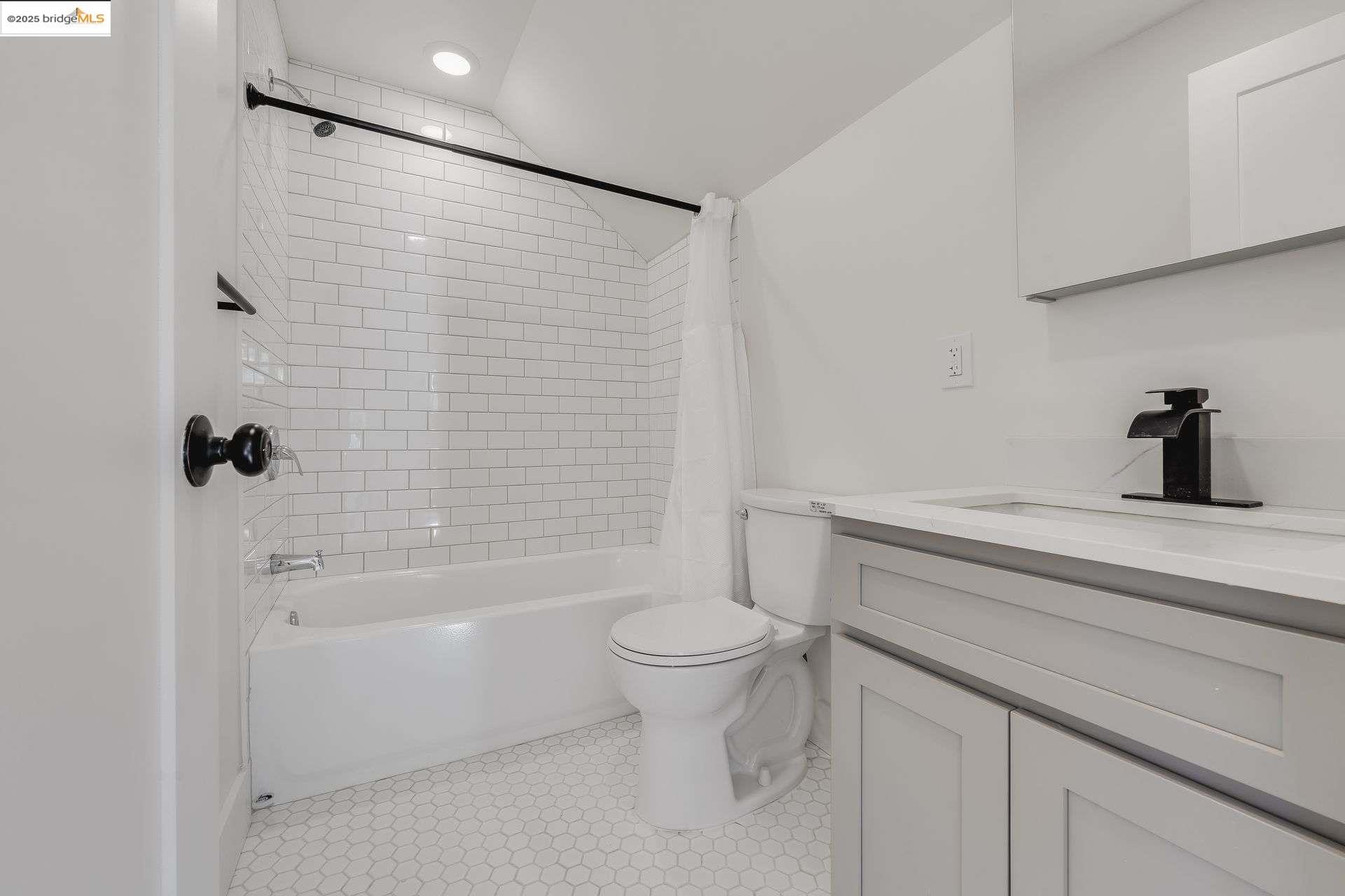 Detail Gallery Image 11 of 14 For 1238 12th St, Oakland,  CA 94607 - 8 Beds | 3 Baths