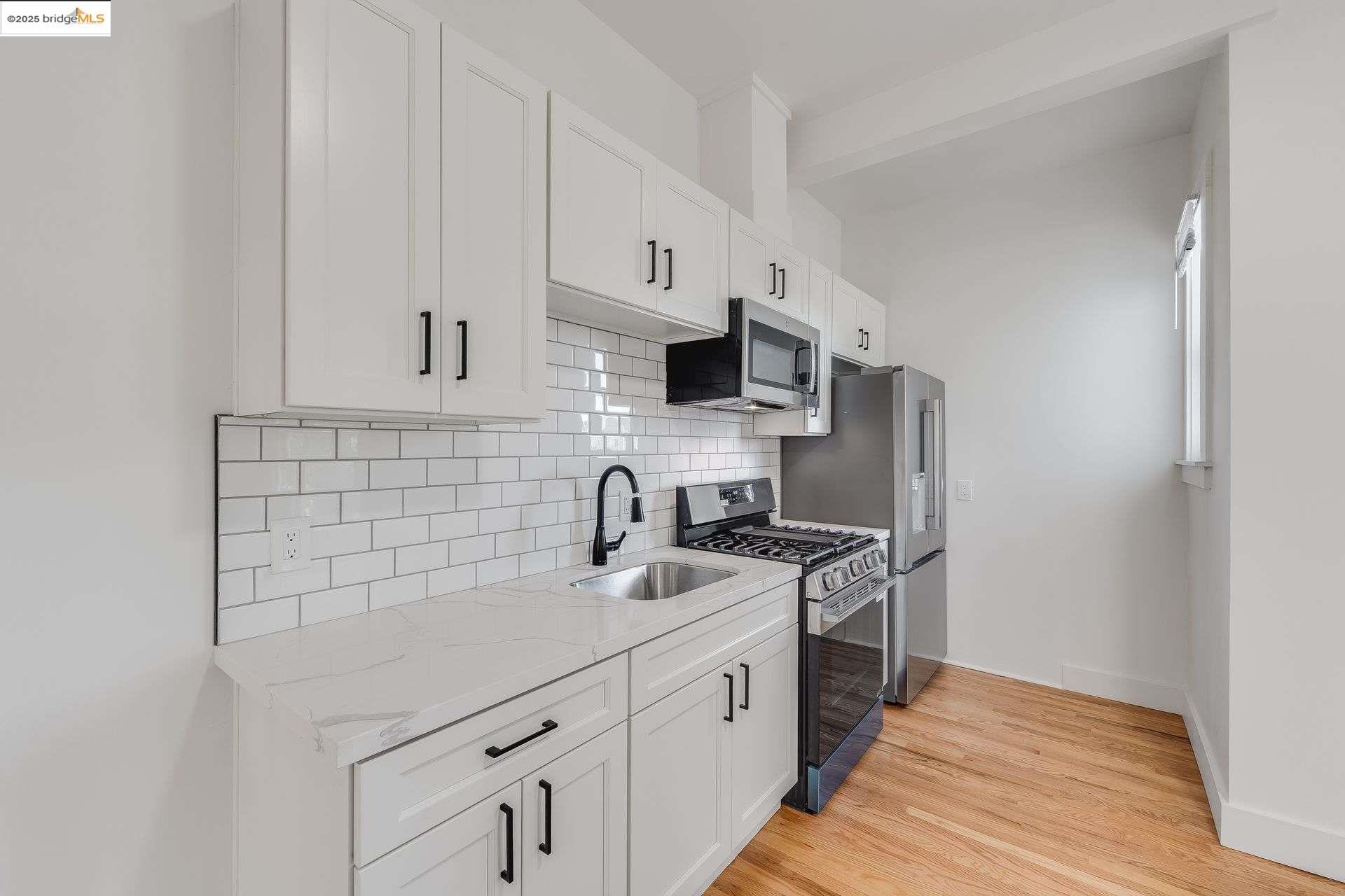 Detail Gallery Image 5 of 14 For 1238 12th St, Oakland,  CA 94607 - 8 Beds | 3 Baths