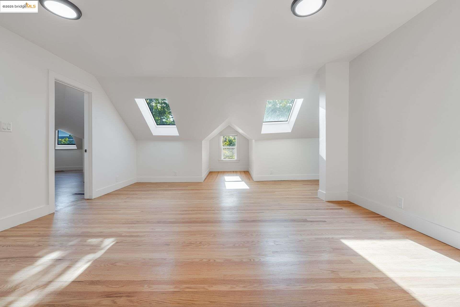 Detail Gallery Image 9 of 14 For 1238 12th St, Oakland,  CA 94607 - 8 Beds | 3 Baths