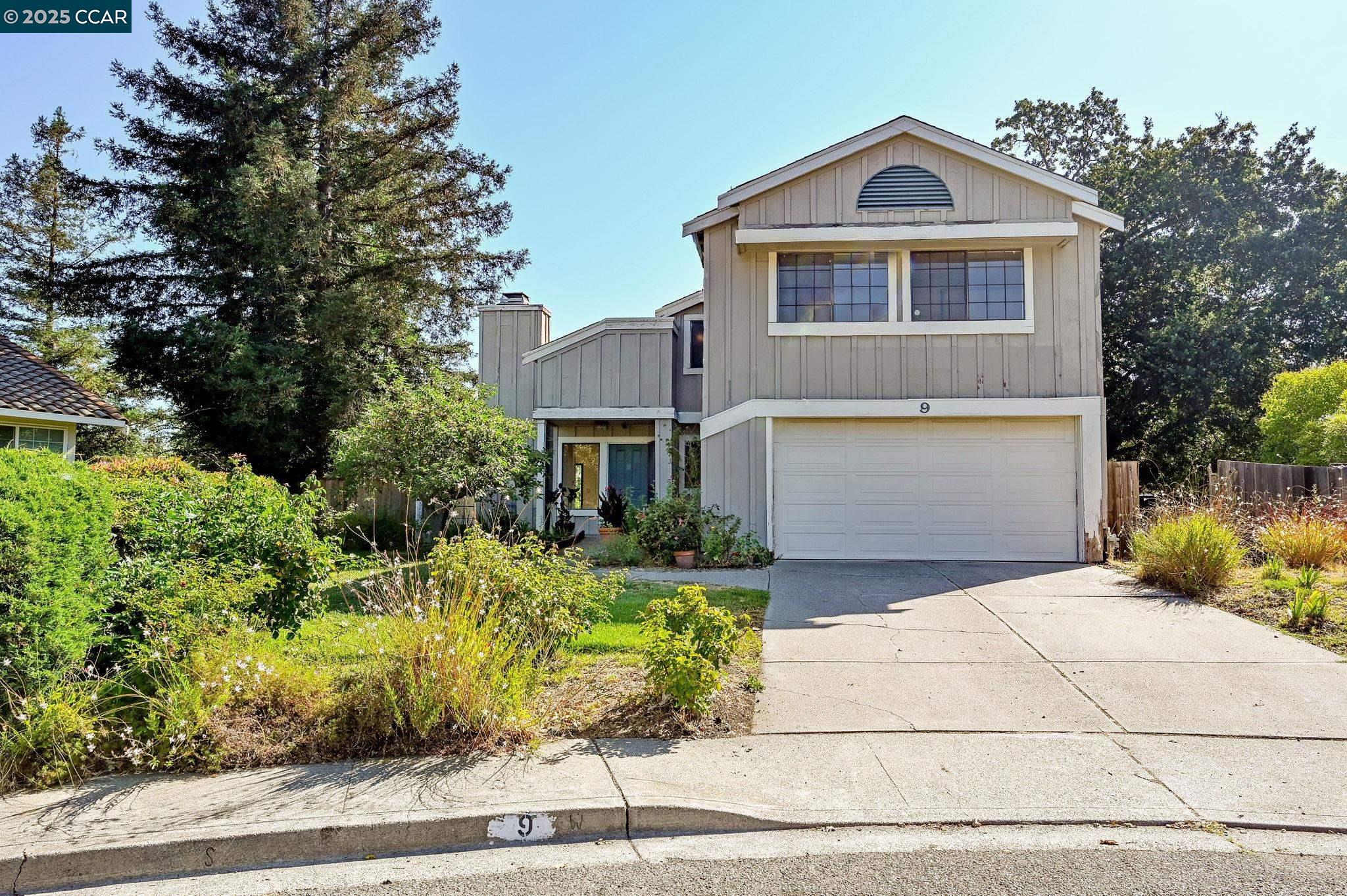 Detail Gallery Image 1 of 32 For 9 Lone Oak Ct, Pleasant Hill,  CA 94523 - 4 Beds | 2/1 Baths