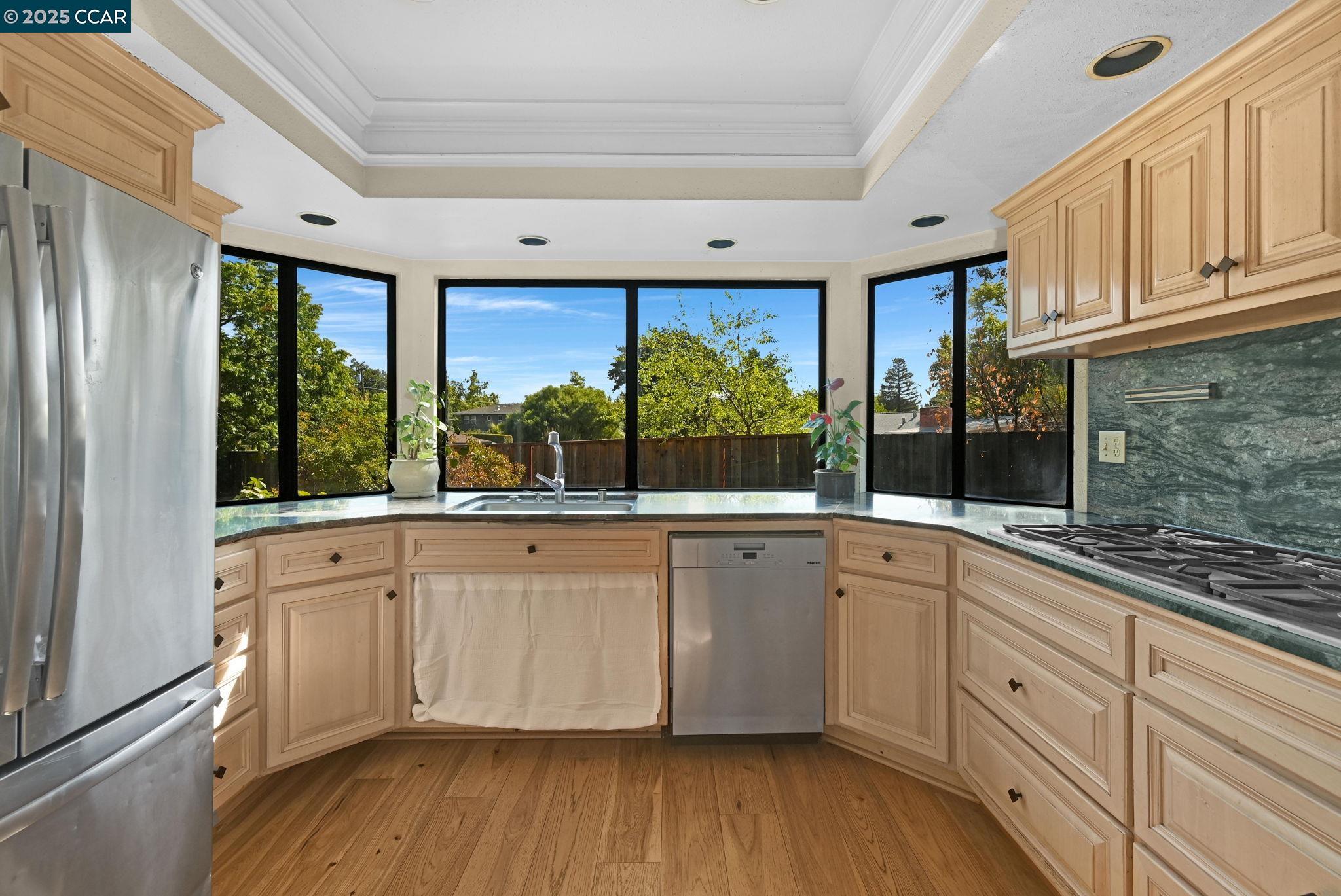 Detail Gallery Image 11 of 32 For 9 Lone Oak Ct, Pleasant Hill,  CA 94523 - 4 Beds | 2/1 Baths