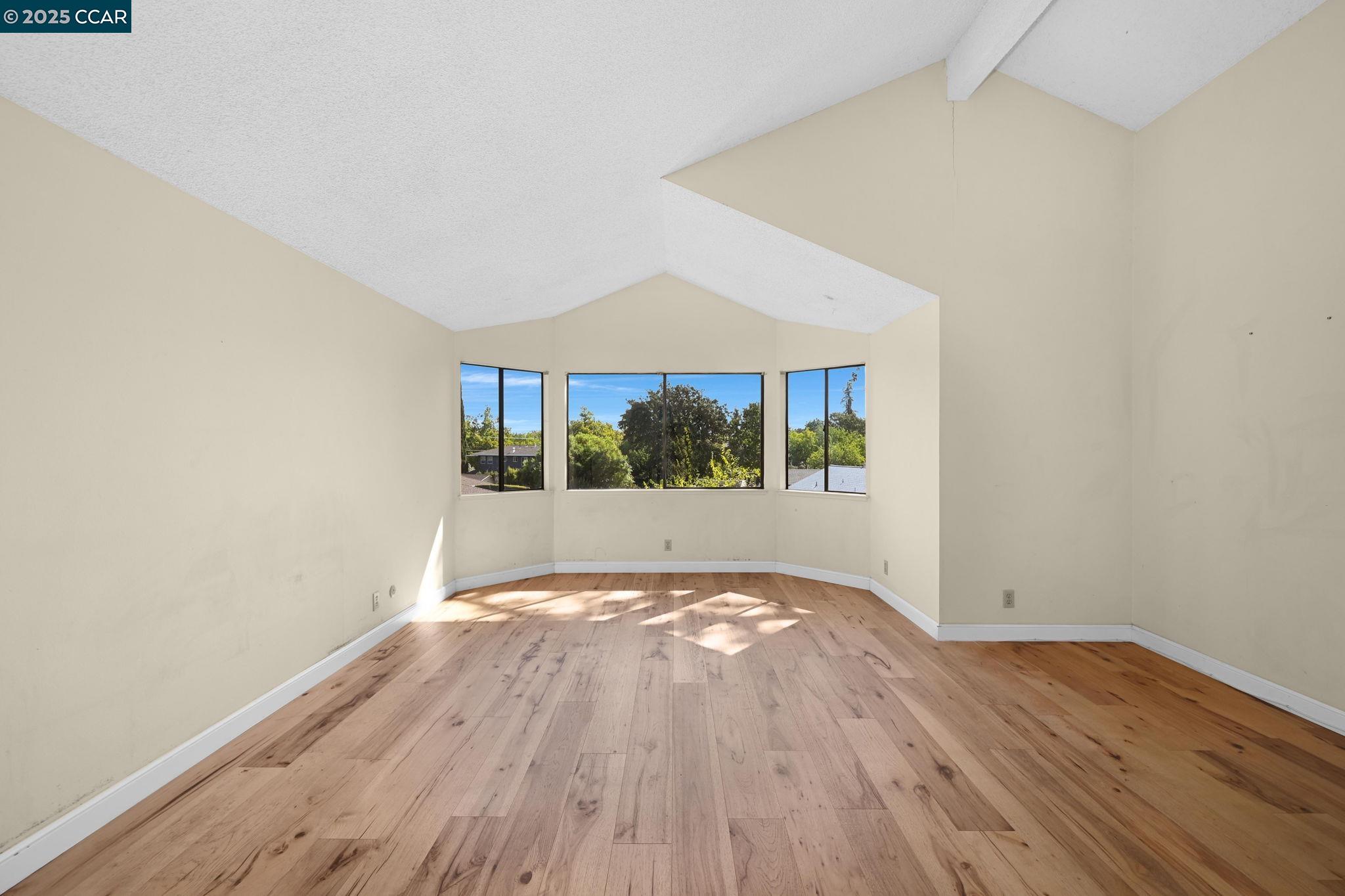 Detail Gallery Image 16 of 32 For 9 Lone Oak Ct, Pleasant Hill,  CA 94523 - 4 Beds | 2/1 Baths