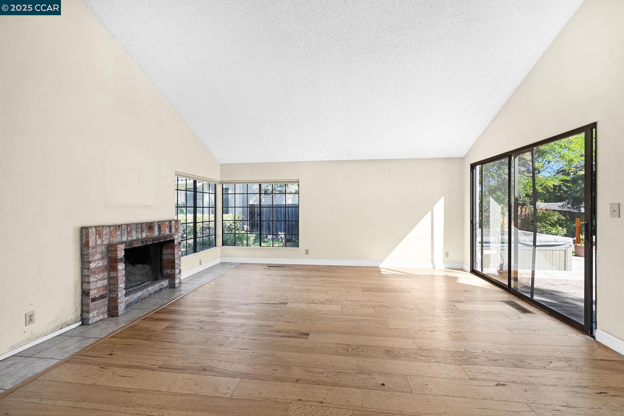 Detail Gallery Image 4 of 32 For 9 Lone Oak Ct, Pleasant Hill,  CA 94523 - 4 Beds | 2/1 Baths