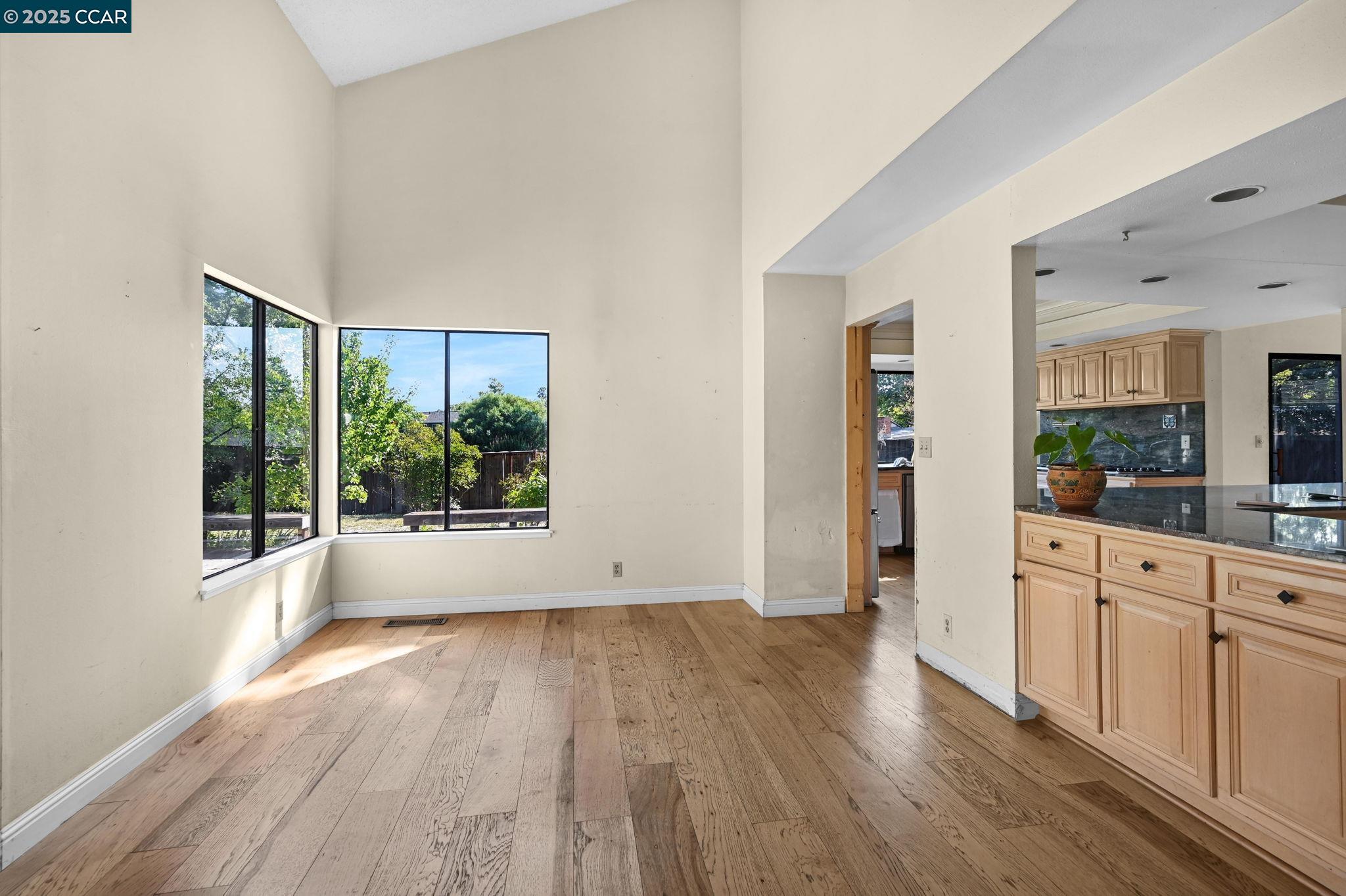 Detail Gallery Image 10 of 32 For 9 Lone Oak Ct, Pleasant Hill,  CA 94523 - 4 Beds | 2/1 Baths