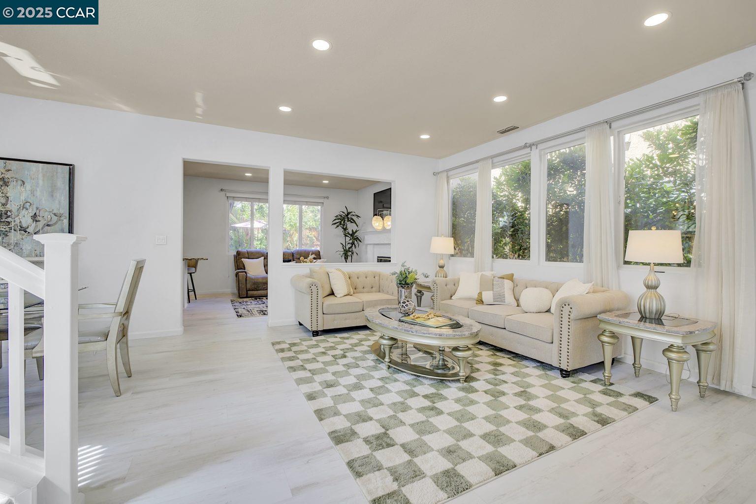 Detail Gallery Image 4 of 28 For 318 Bentley Ct, Pacheco,  CA 94553 - 4 Beds | 2/1 Baths