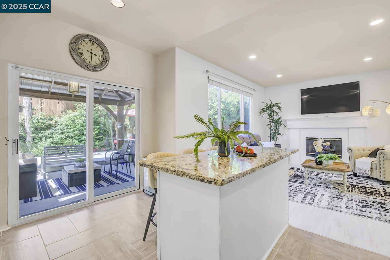 Detail Gallery Image 10 of 28 For 318 Bentley Ct, Pacheco,  CA 94553 - 4 Beds | 2/1 Baths