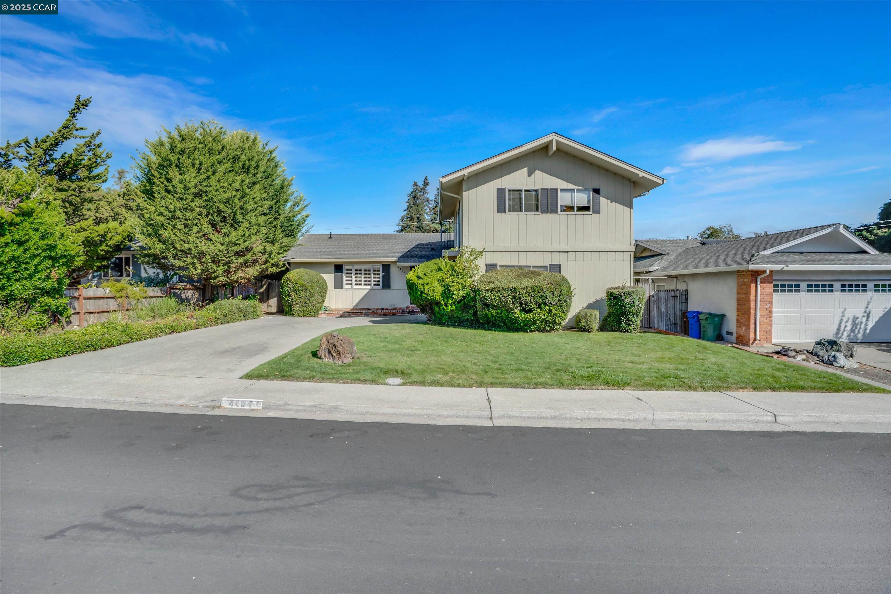 Detail Gallery Image 3 of 30 For 4404 Meadowbrook Dr, Richmond,  CA 94803 - 3 Beds | 2 Baths