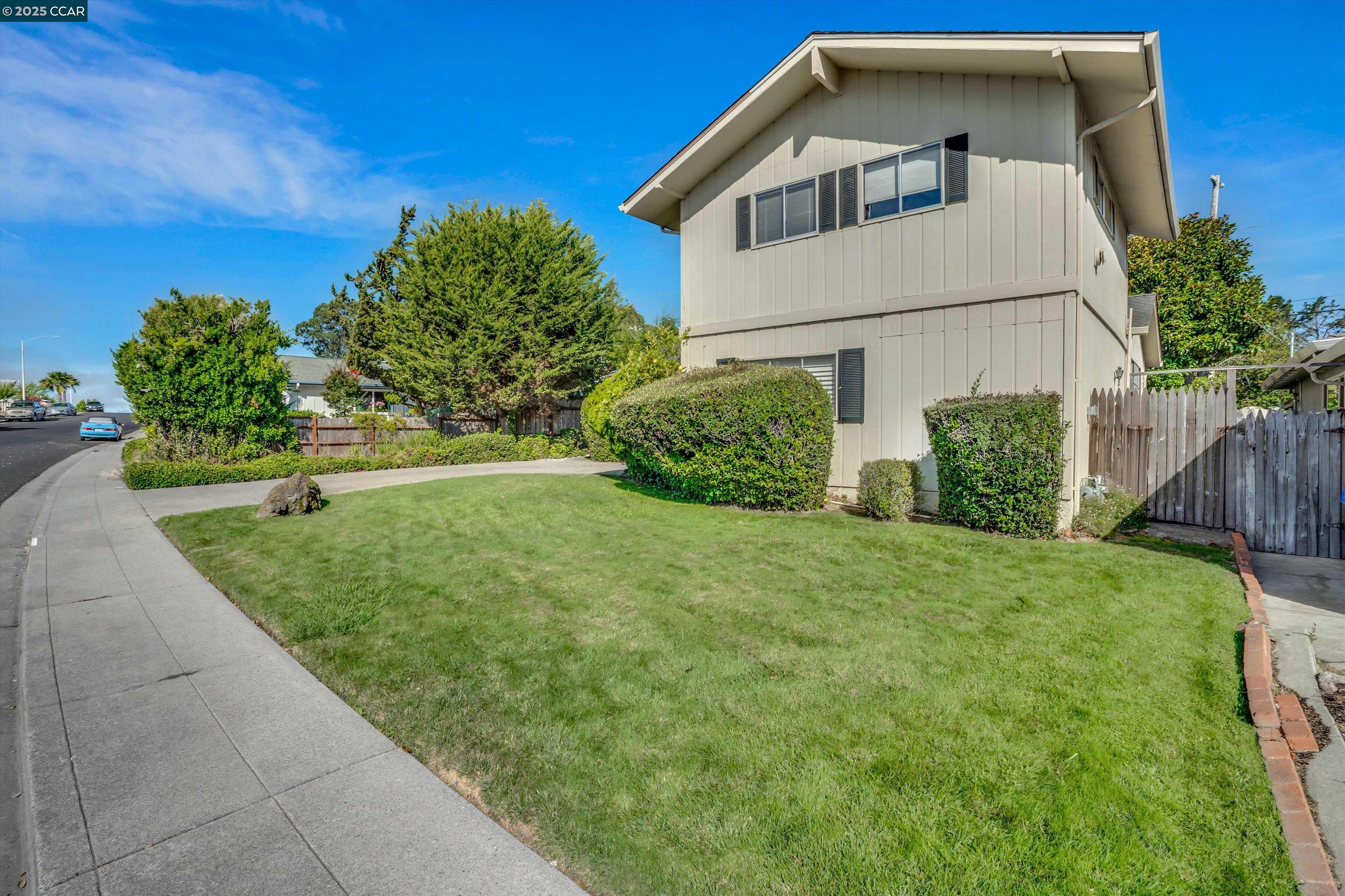 Detail Gallery Image 4 of 30 For 4404 Meadowbrook Dr, Richmond,  CA 94803 - 3 Beds | 2 Baths