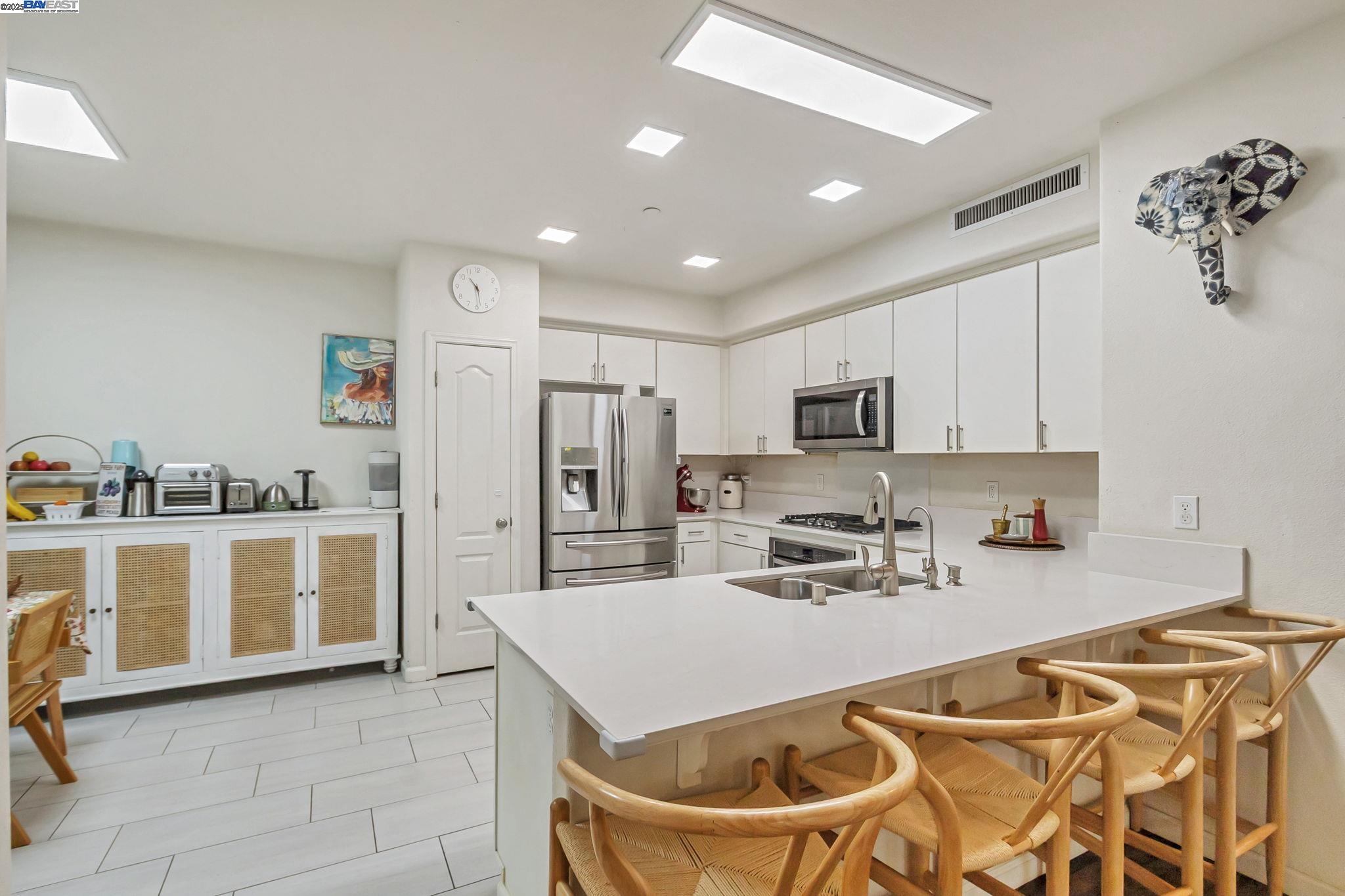 Detail Gallery Image 1 of 38 For 223 William Manly St #1,  San Jose,  CA 95136 - 3 Beds | 3 Baths