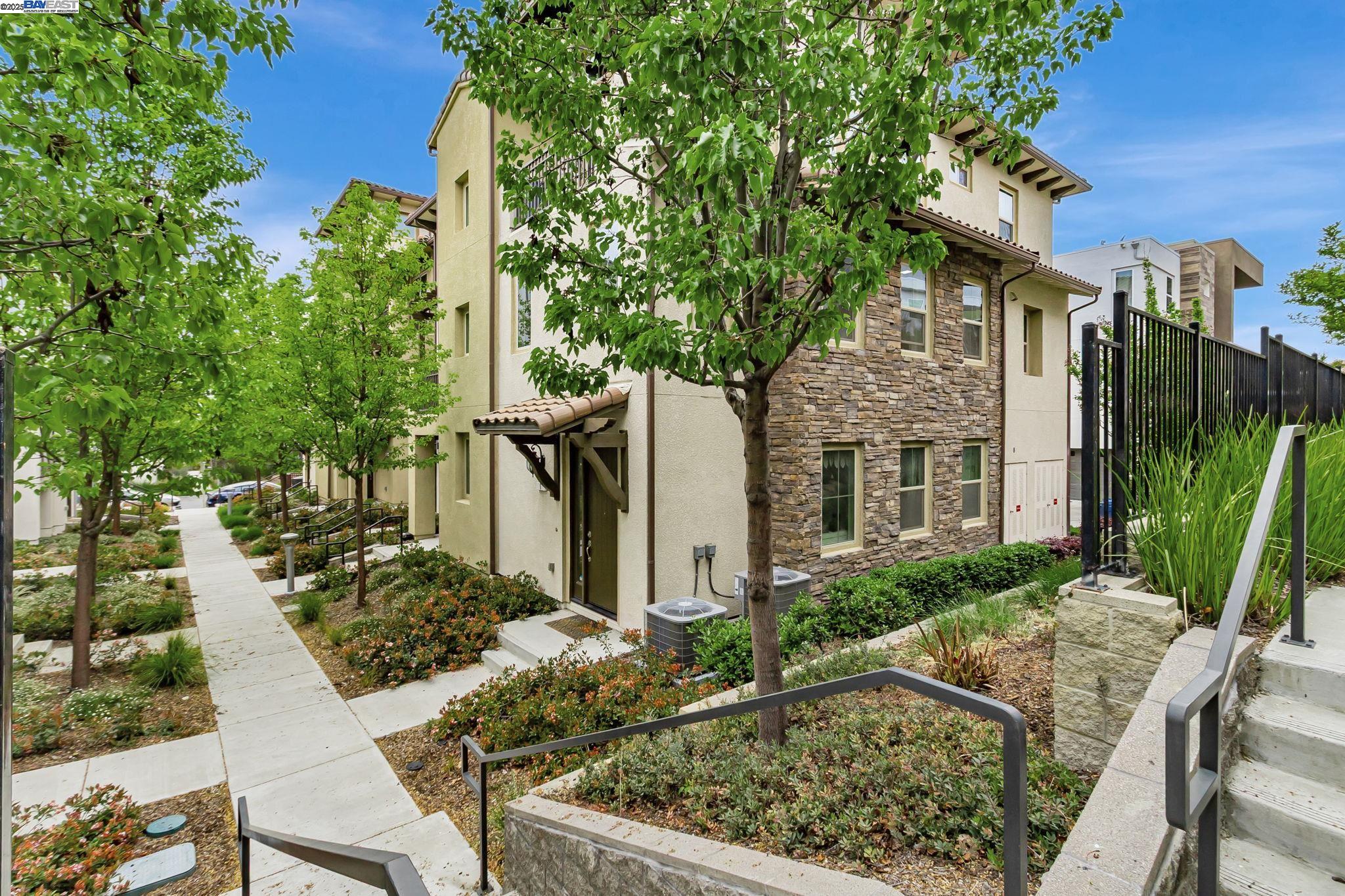 Detail Gallery Image 2 of 38 For 223 William Manly St #1,  San Jose,  CA 95136 - 3 Beds | 3 Baths