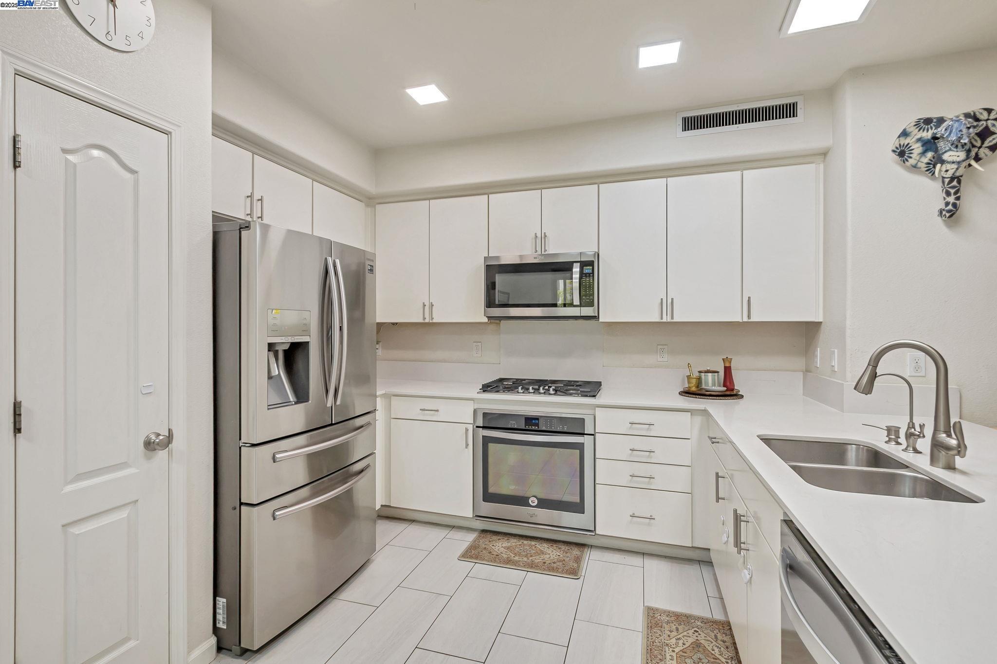 Detail Gallery Image 11 of 38 For 223 William Manly St #1,  San Jose,  CA 95136 - 3 Beds | 3 Baths