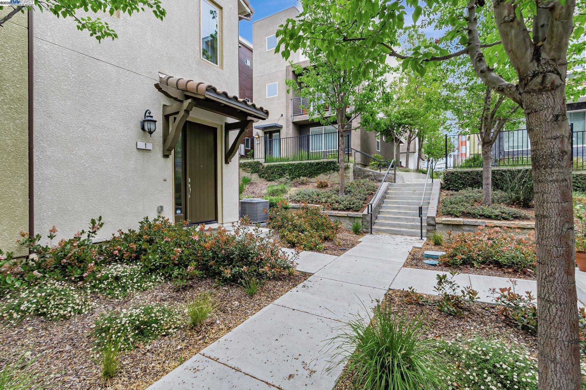 Detail Gallery Image 3 of 38 For 223 William Manly St #1,  San Jose,  CA 95136 - 3 Beds | 3 Baths