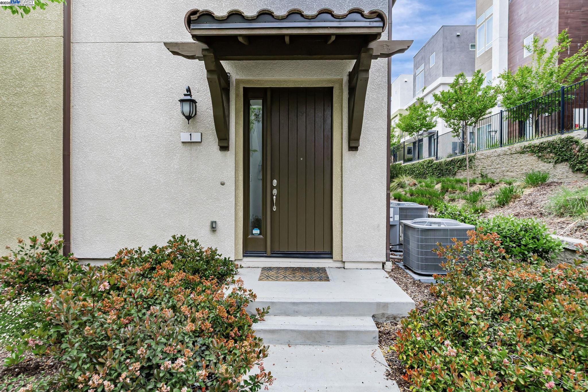 Detail Gallery Image 5 of 38 For 223 William Manly St #1,  San Jose,  CA 95136 - 3 Beds | 3 Baths