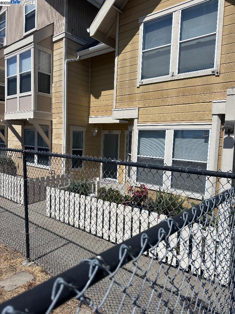 Detail Gallery Image 4 of 33 For 1021 Santa Ines Ct, Oakland,  CA 94601 - 3 Beds | 2 Baths