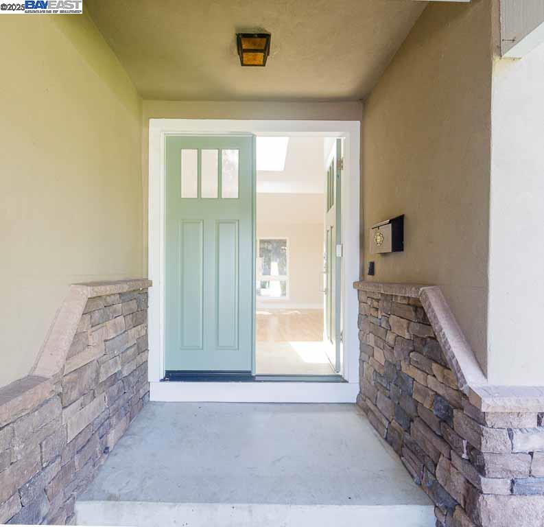 Detail Gallery Image 4 of 30 For 7897 Meadowbrook Court, Pleasanton,  CA 94588 - 4 Beds | 2 Baths