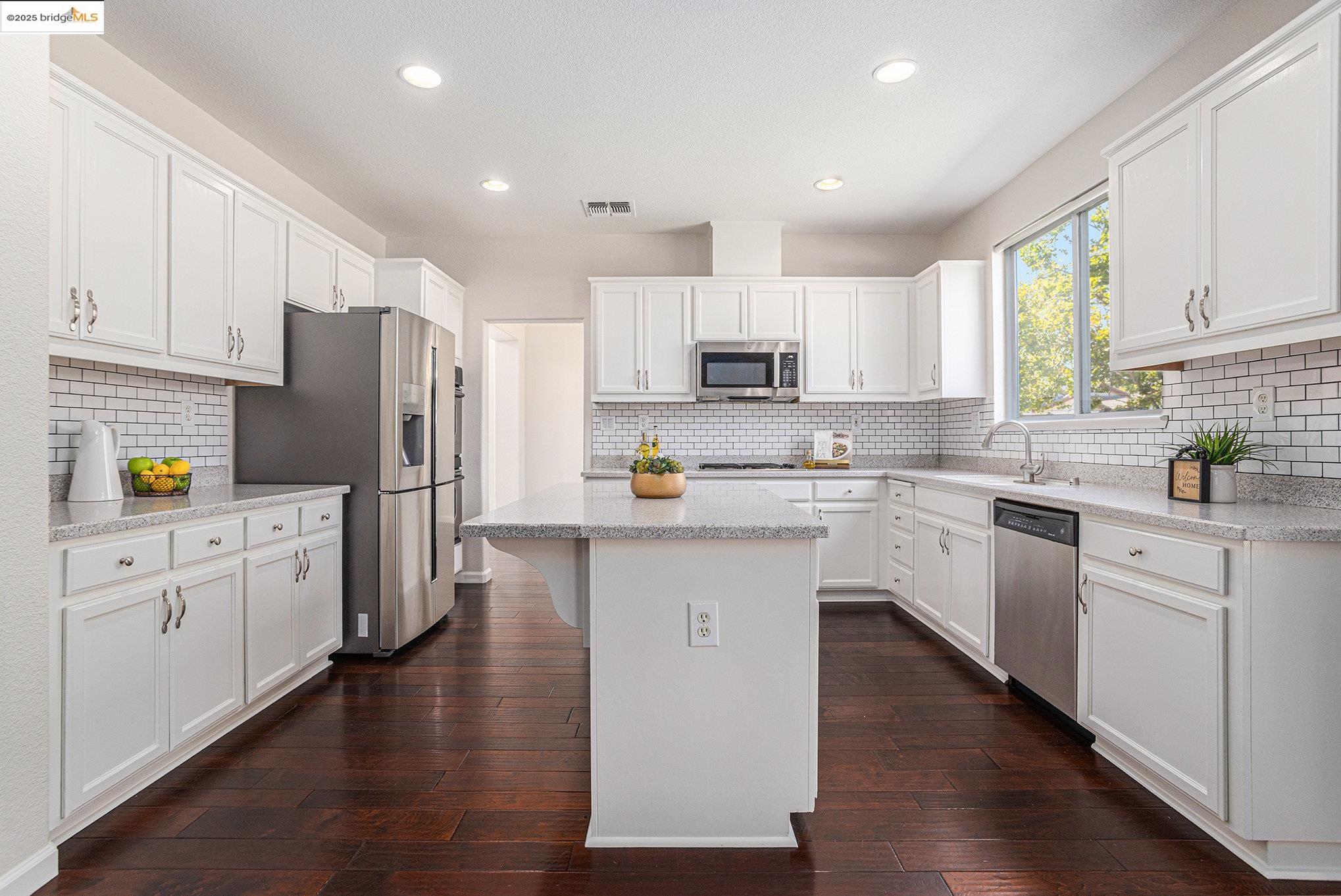 Detail Gallery Image 15 of 44 For 11 Pinenut Ct, Oakley,  CA 94561 - 6 Beds | 3 Baths