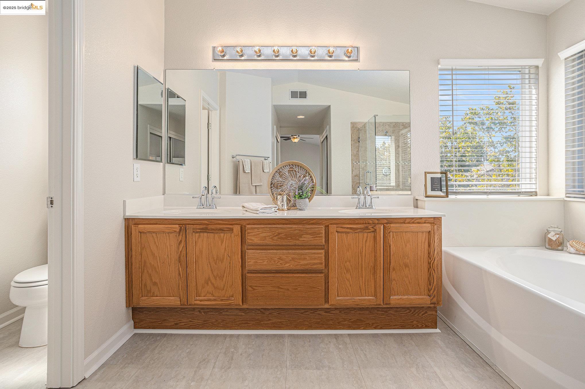 Detail Gallery Image 29 of 44 For 11 Pinenut Ct, Oakley,  CA 94561 - 6 Beds | 3 Baths