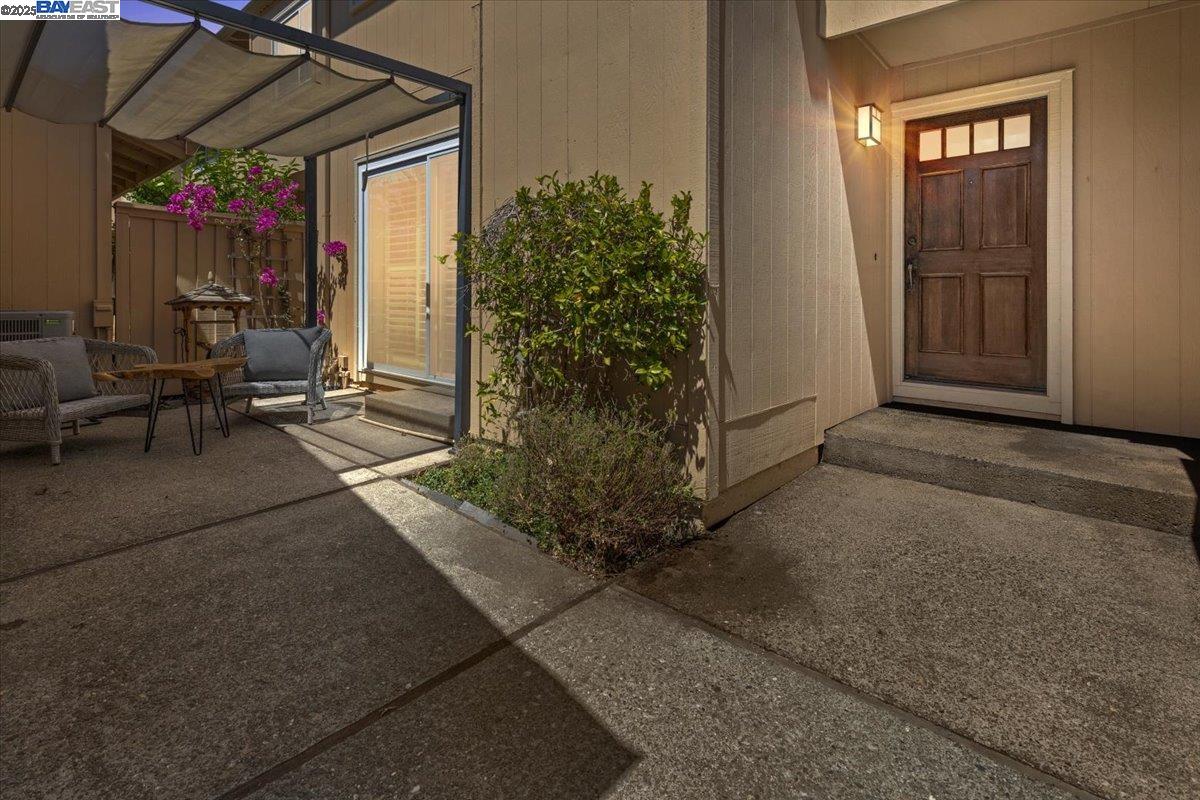 Detail Gallery Image 2 of 36 For 6117 Brigantine Dr, San Jose,  CA 95129 - 4 Beds | 2/1 Baths