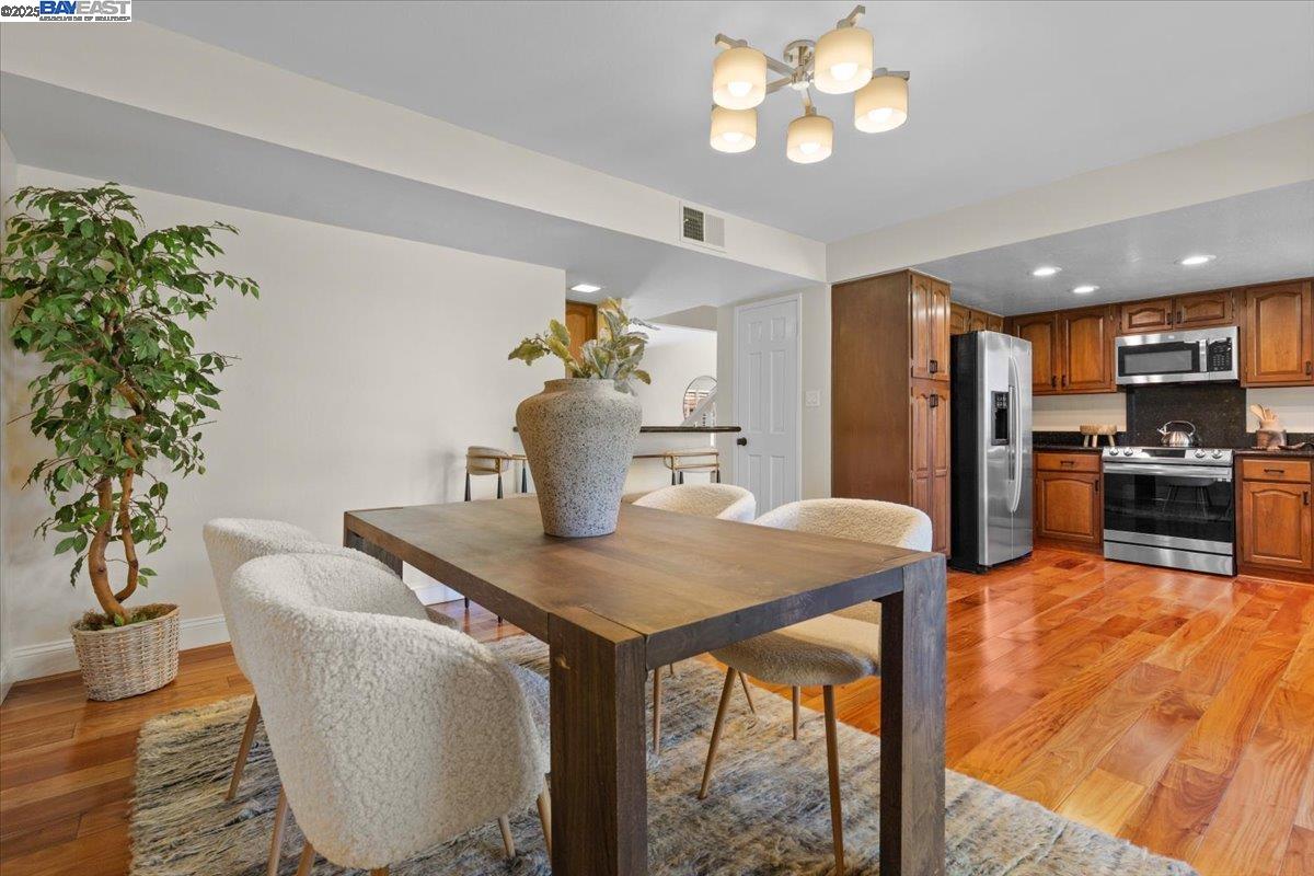 Detail Gallery Image 11 of 36 For 6117 Brigantine Dr, San Jose,  CA 95129 - 4 Beds | 2/1 Baths