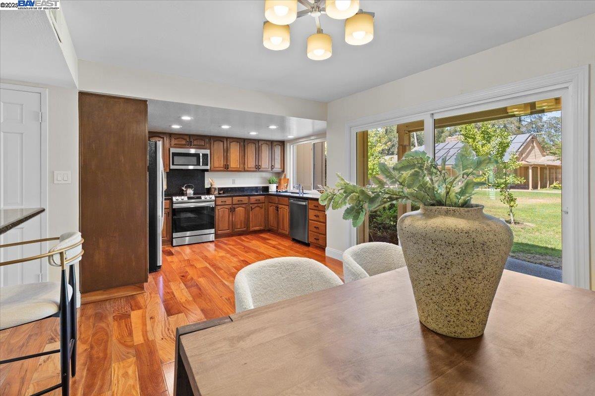 Detail Gallery Image 12 of 36 For 6117 Brigantine Dr, San Jose,  CA 95129 - 4 Beds | 2/1 Baths