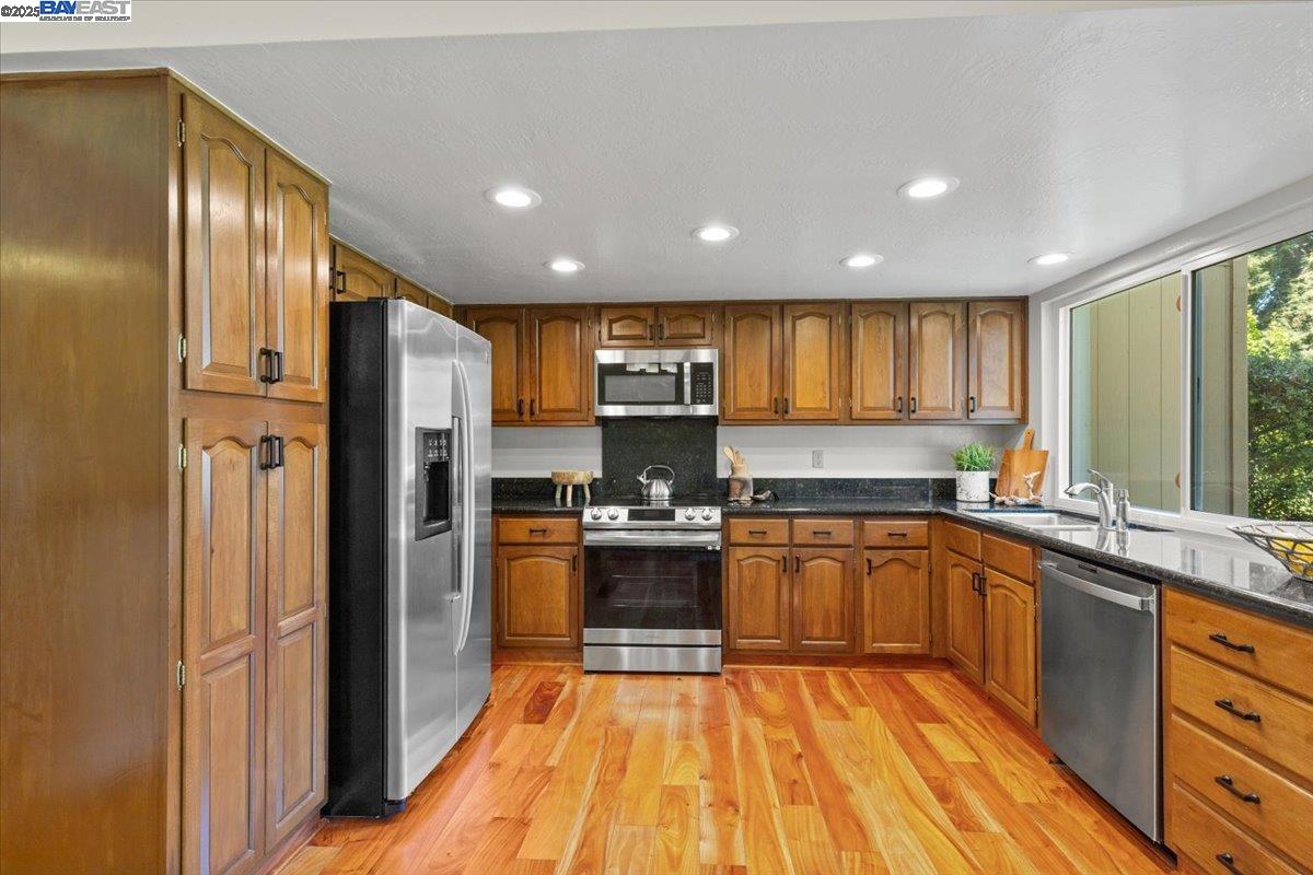 Detail Gallery Image 13 of 36 For 6117 Brigantine Dr, San Jose,  CA 95129 - 4 Beds | 2/1 Baths