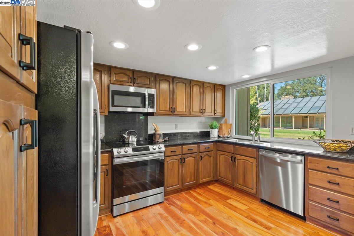 Detail Gallery Image 14 of 36 For 6117 Brigantine Dr, San Jose,  CA 95129 - 4 Beds | 2/1 Baths