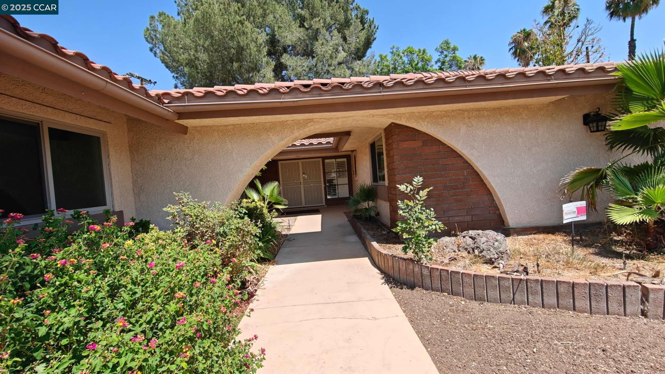 Detail Gallery Image 4 of 24 For 1023 Le Conte Dr, Riverside,  CA 92507 - 4 Beds | 2 Baths