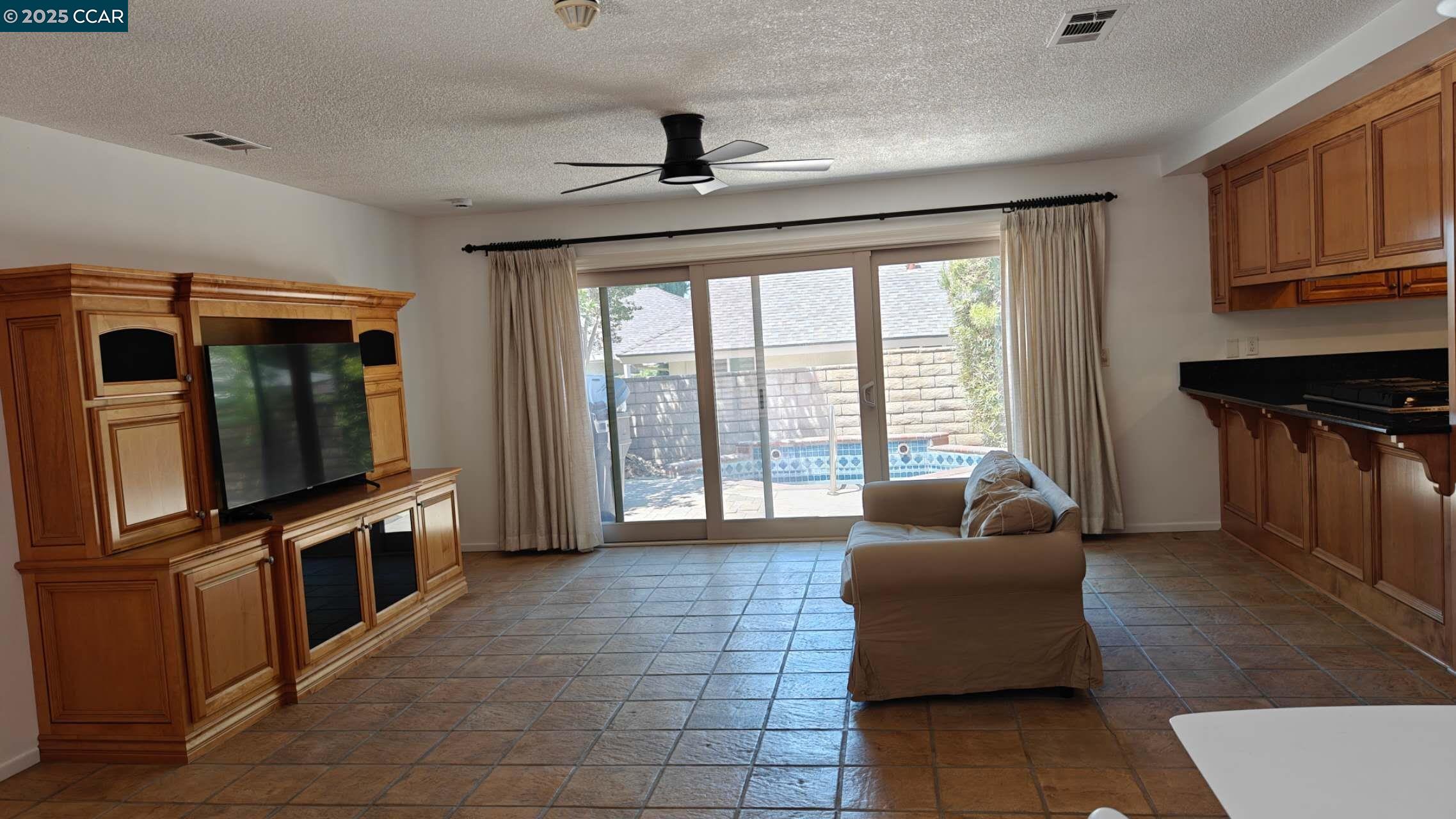 Detail Gallery Image 5 of 24 For 1023 Le Conte Dr, Riverside,  CA 92507 - 4 Beds | 2 Baths