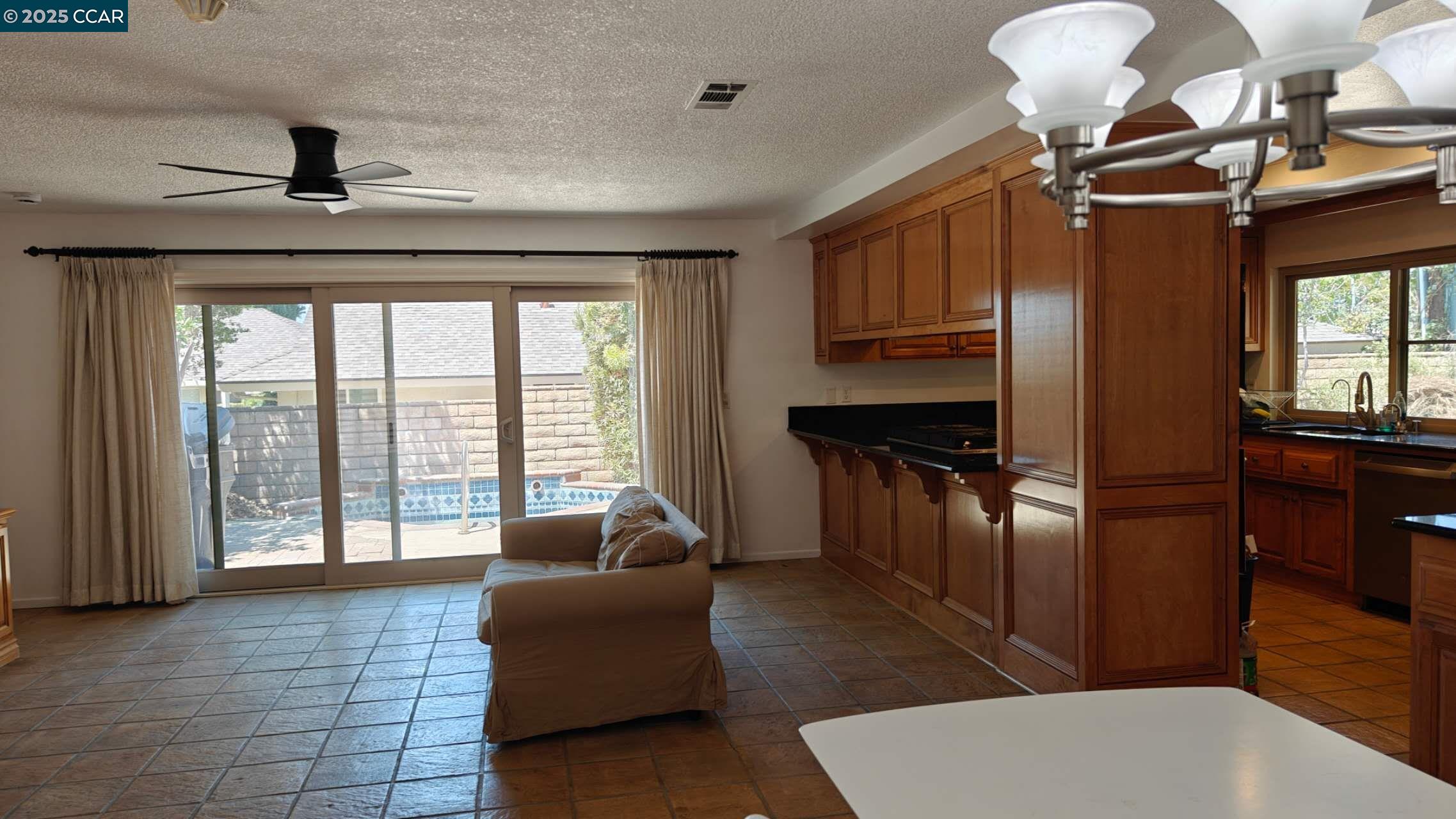 Detail Gallery Image 6 of 24 For 1023 Le Conte Dr, Riverside,  CA 92507 - 4 Beds | 2 Baths