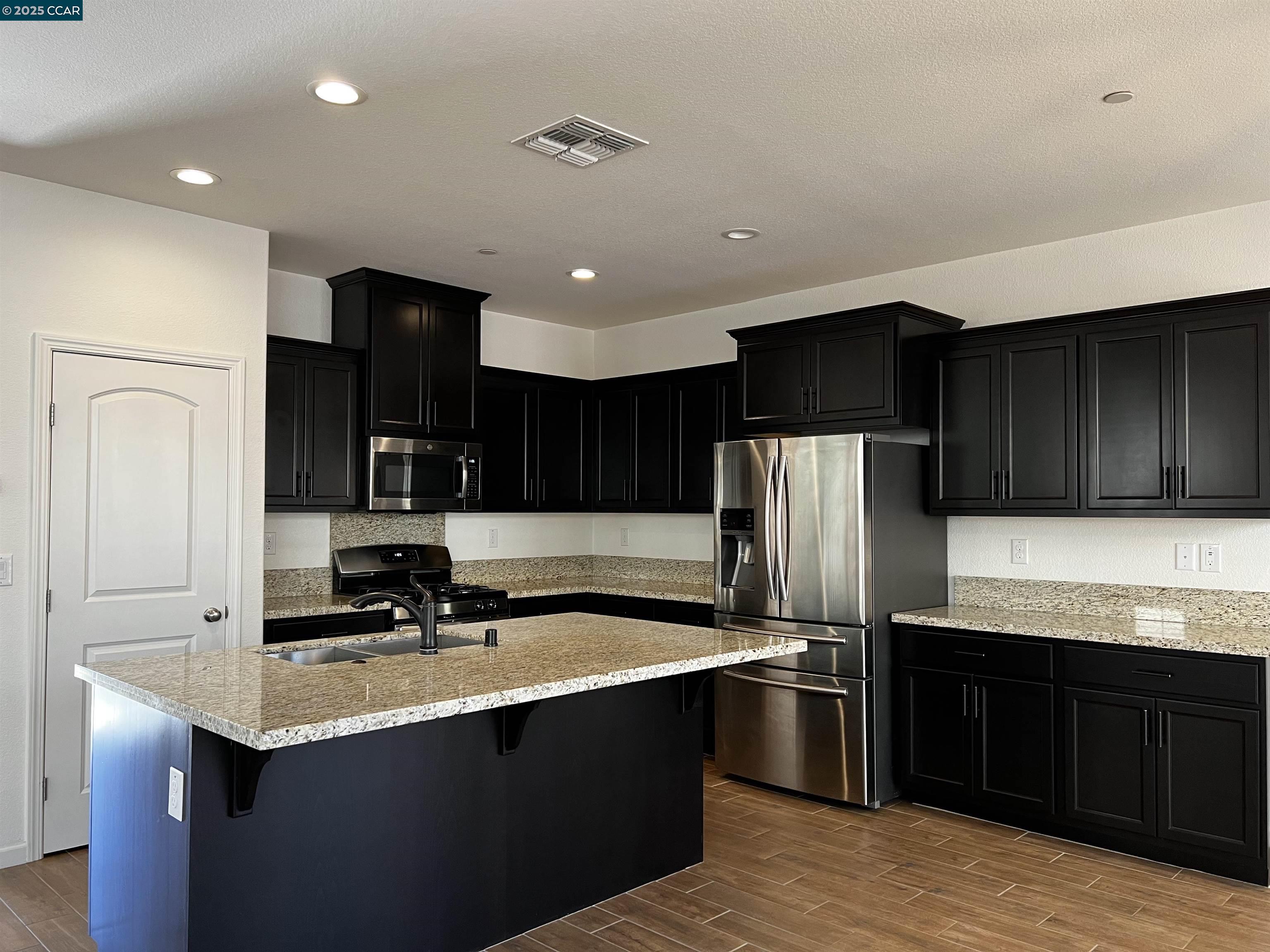 Detail Gallery Image 2 of 23 For 742 Iris Dr, Vallejo,  CA 95687 - 3 Beds | 2/1 Baths