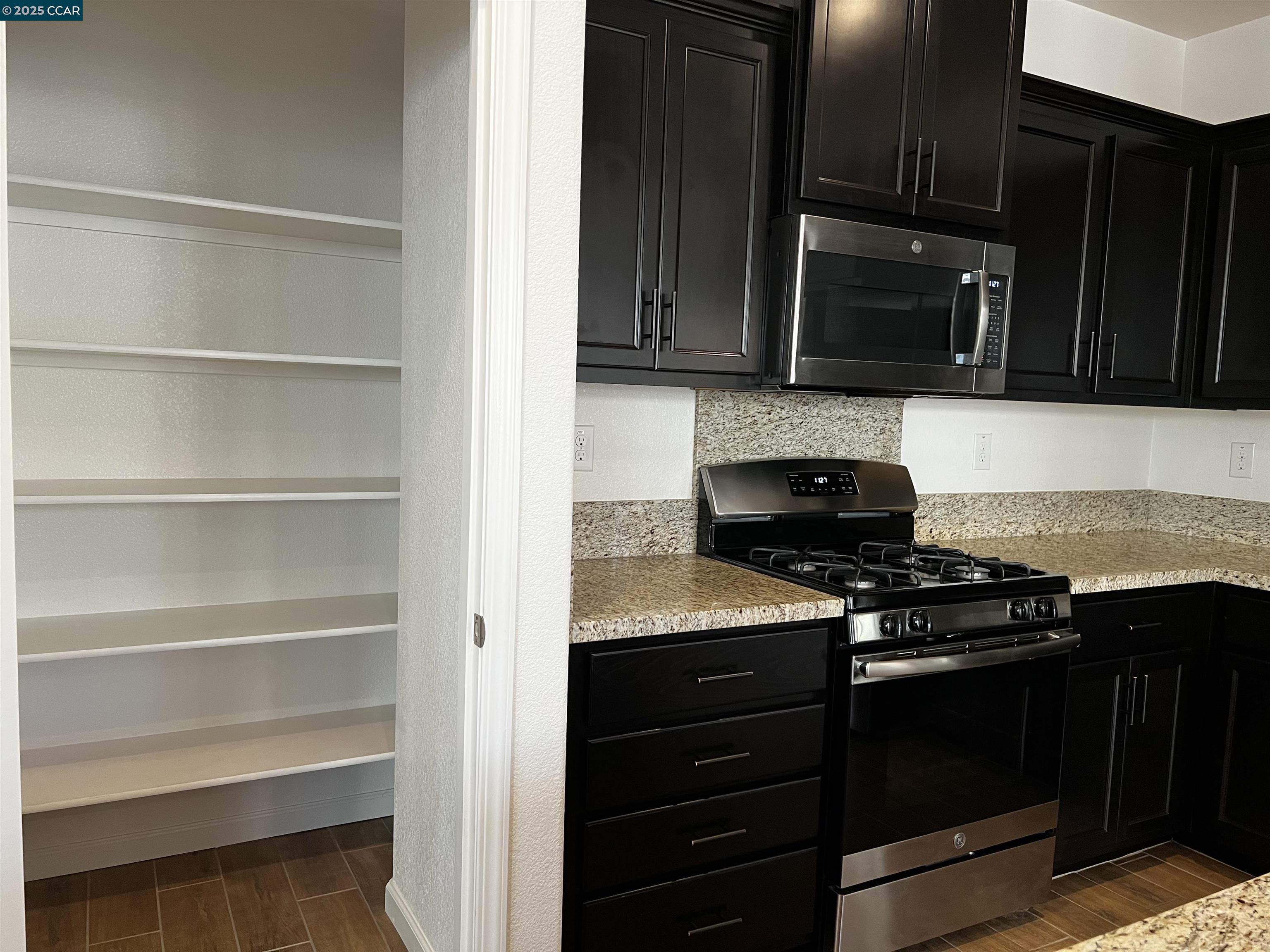 Detail Gallery Image 3 of 23 For 742 Iris Dr, Vallejo,  CA 95687 - 3 Beds | 2/1 Baths