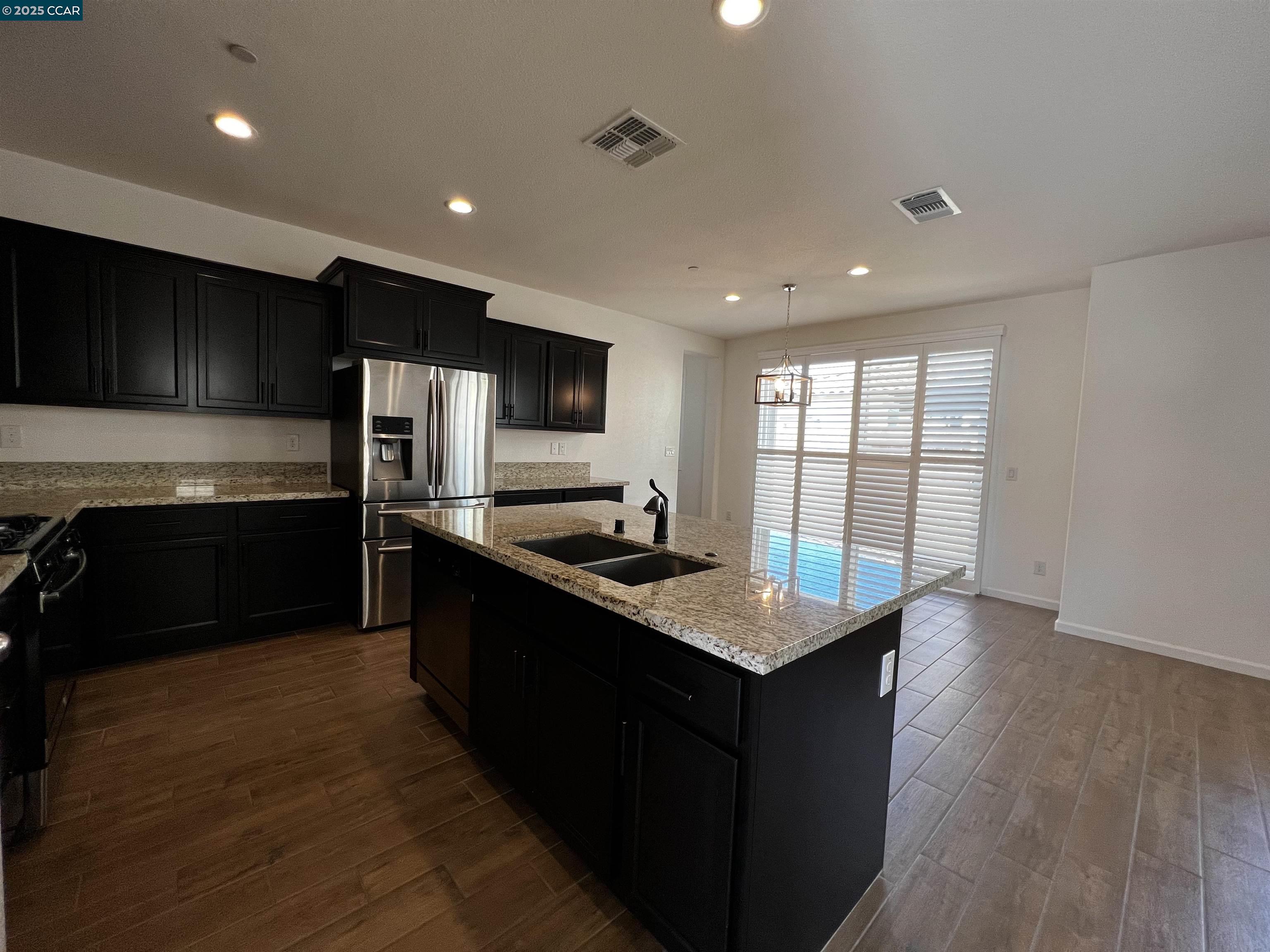 Detail Gallery Image 4 of 23 For 742 Iris Dr, Vallejo,  CA 95687 - 3 Beds | 2/1 Baths