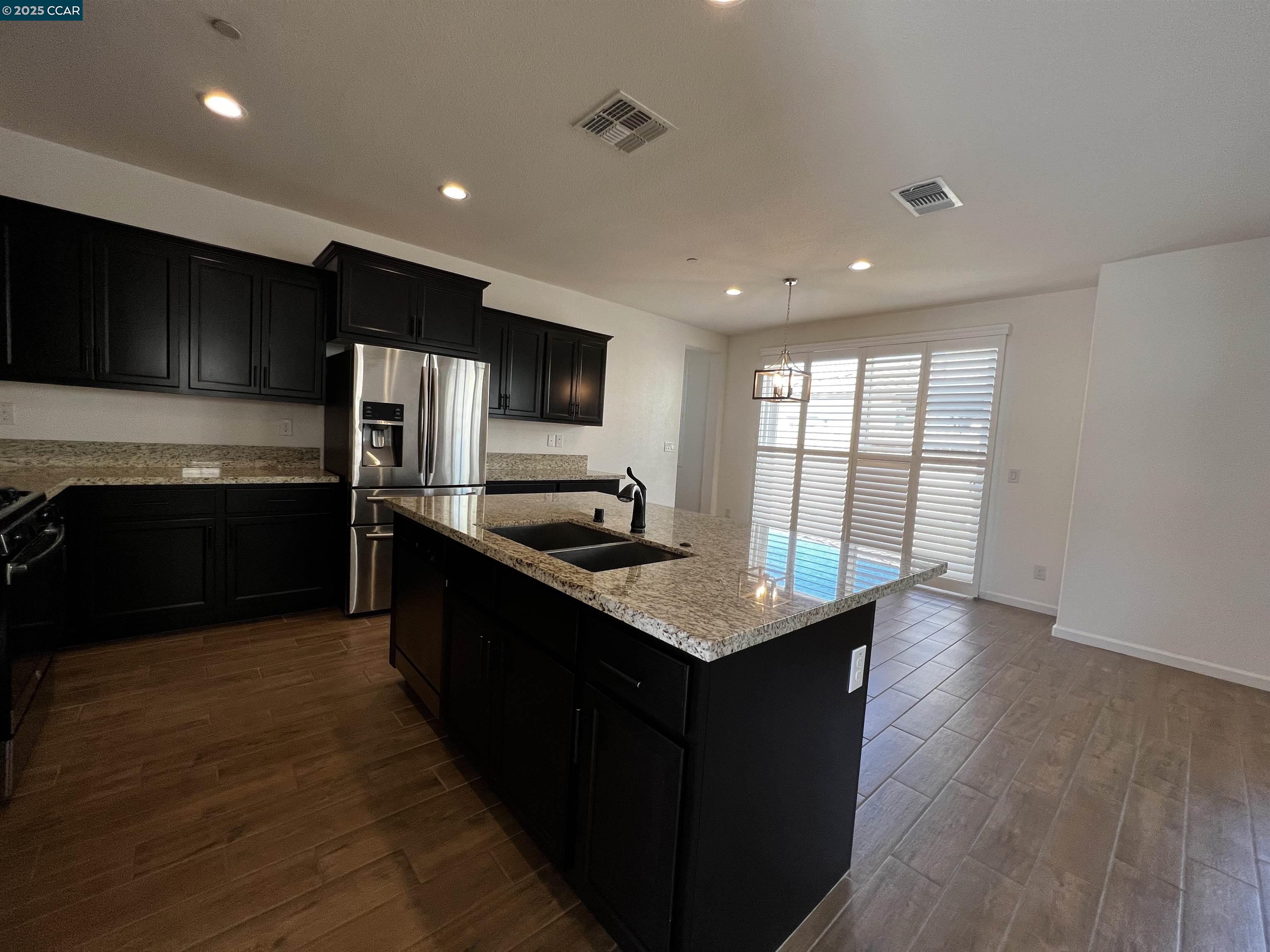 Detail Gallery Image 5 of 23 For 742 Iris Dr, Vallejo,  CA 95687 - 3 Beds | 2/1 Baths