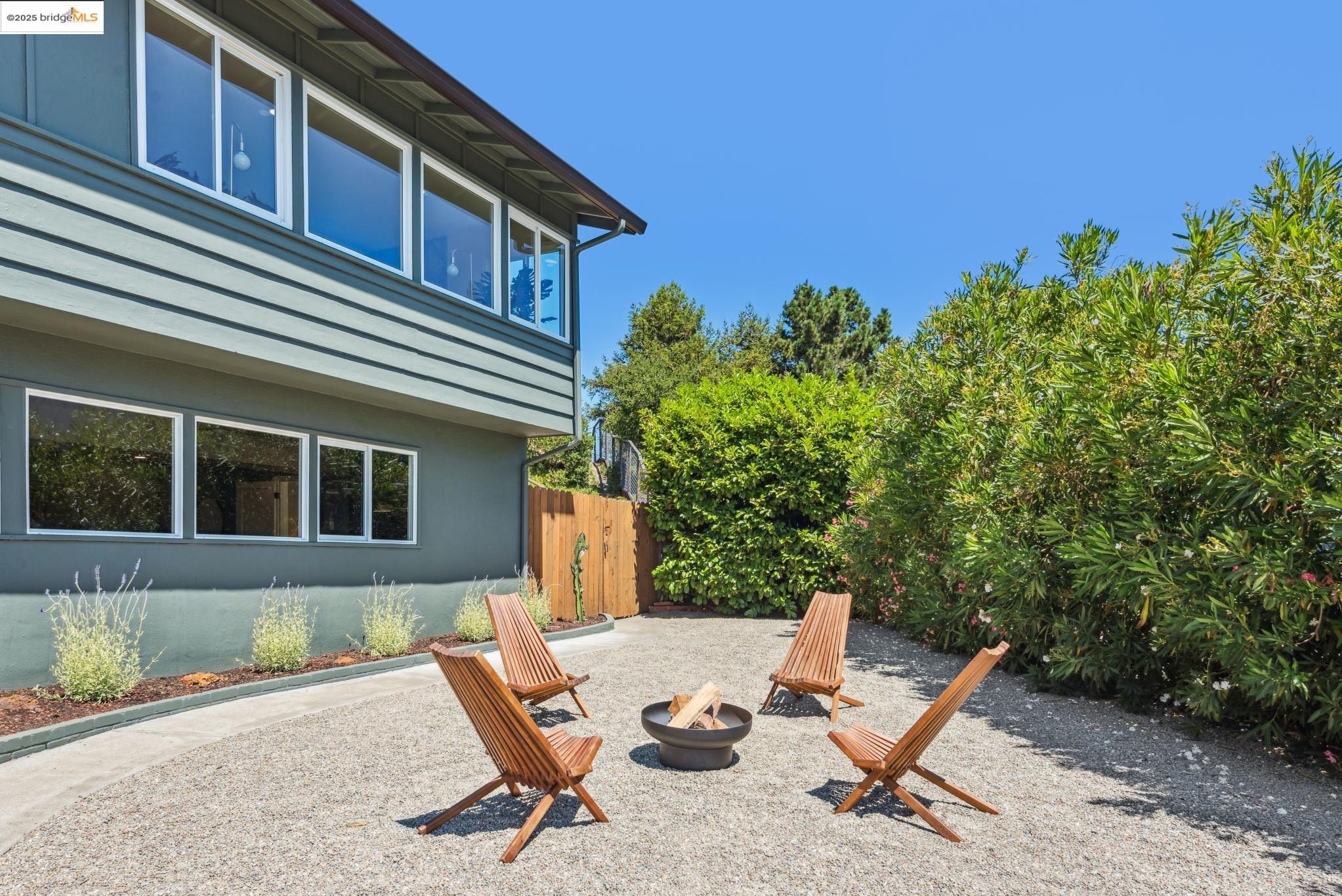 Detail Gallery Image 2 of 54 For 9 Yarmouth Ct, Oakland,  CA 94619 - 4 Beds | 3 Baths