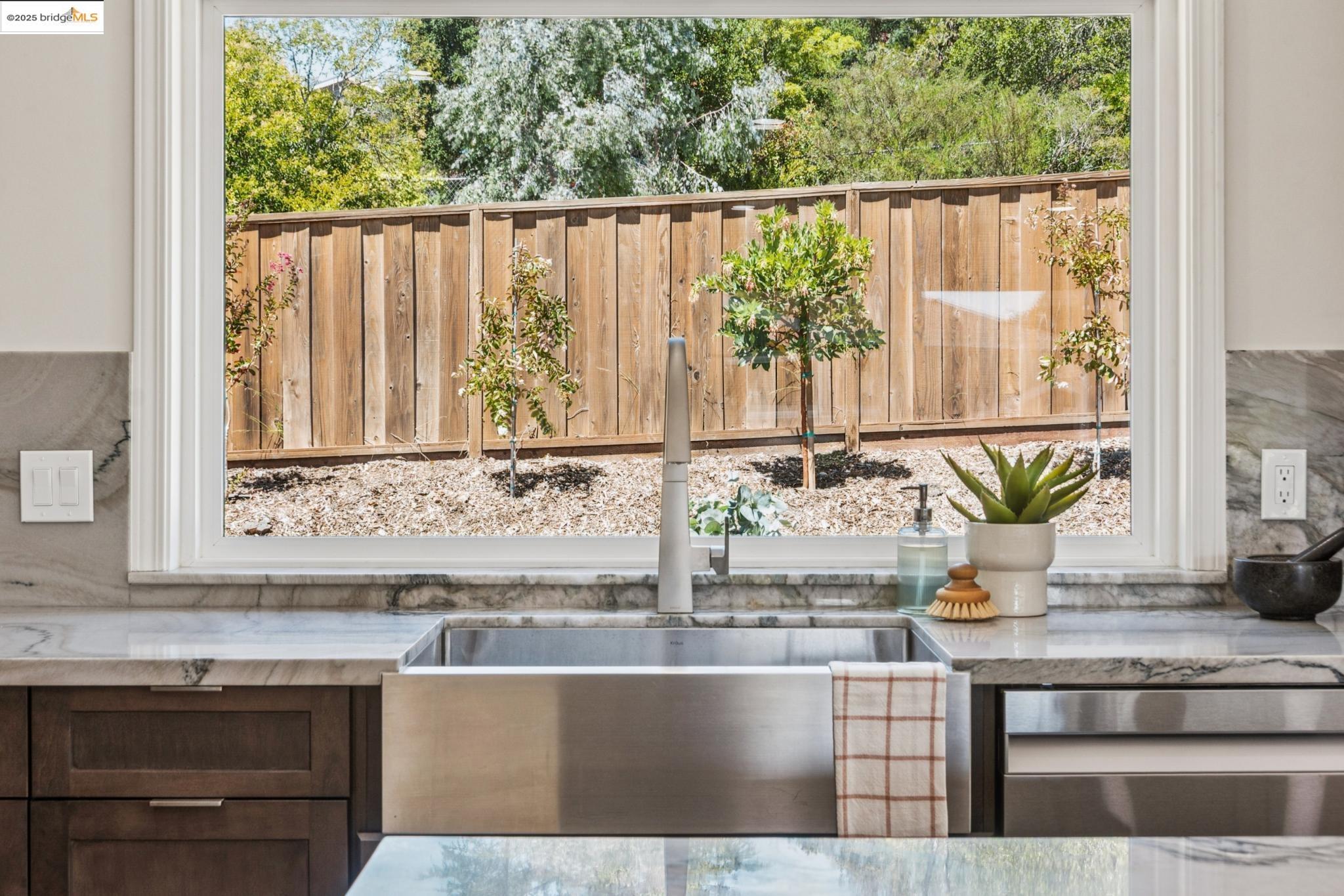 Detail Gallery Image 13 of 54 For 9 Yarmouth Ct, Oakland,  CA 94619 - 4 Beds | 3 Baths