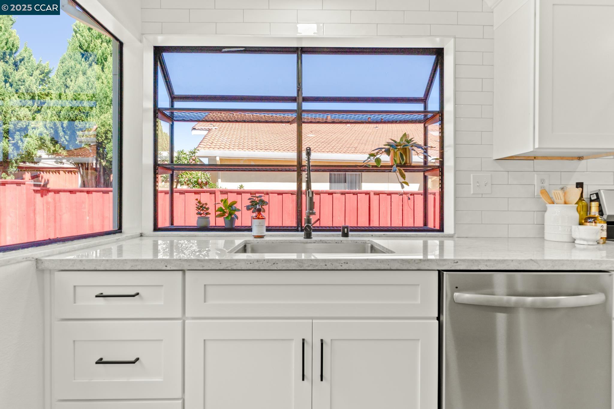 Detail Gallery Image 11 of 59 For 32945 Regents Blvd, Union City,  CA 94587 - 4 Beds | 2/1 Baths